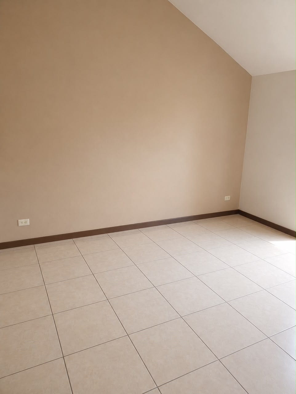 VENDO O RENTÓ CASA EN PRADOS DE SAN CRISTOBAL TIPO ROMA CON LOFT — Casa en Venta en Prados de San Cristóbal, Zona 8 Mixco, Guatemala, Ciudad — foto 8 de 10