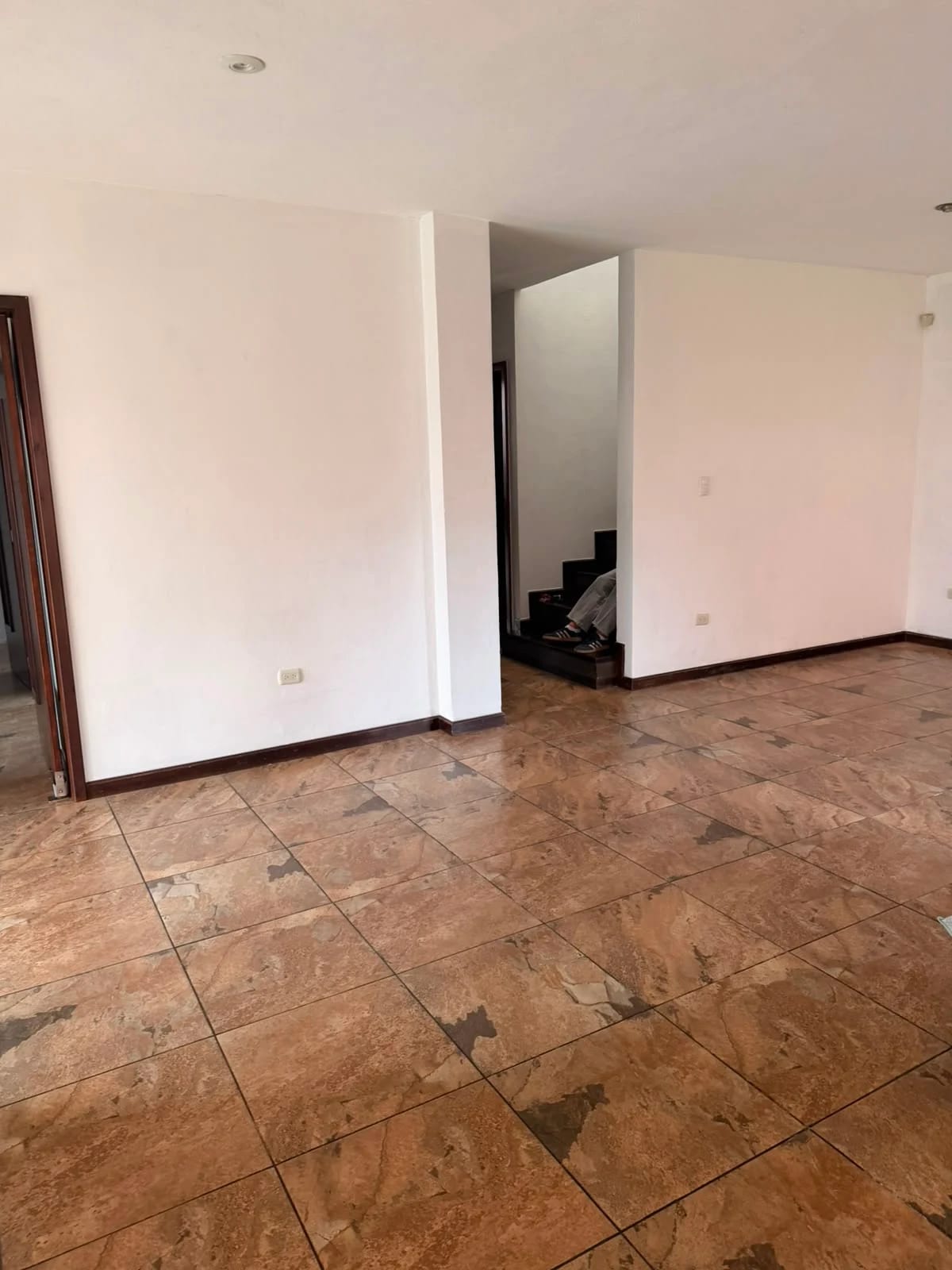 Elegante casa El Prado 4 habitaciones — Casa en Alquiler en El Prado, Zona 10, Guatemala, Ciudad — foto 10 de 13