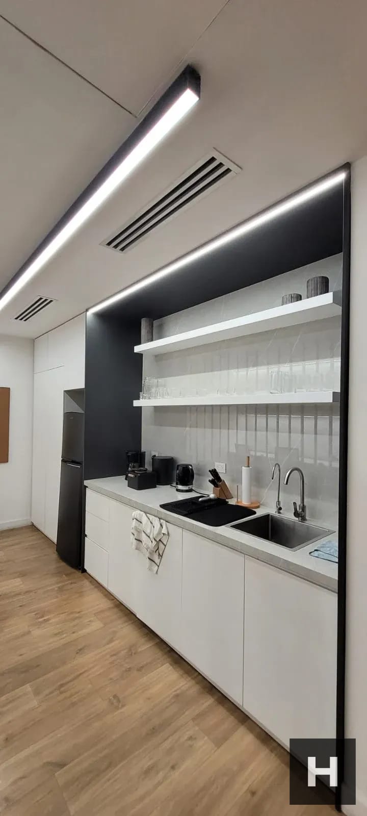 Coffe Station / Cocina — Oficina Plug & Play en Renta | Zona 14 | 212 m² — Oficina en Alquiler en Burgó, Zona 14, Guatemala, Ciudad — foto 13 de 13