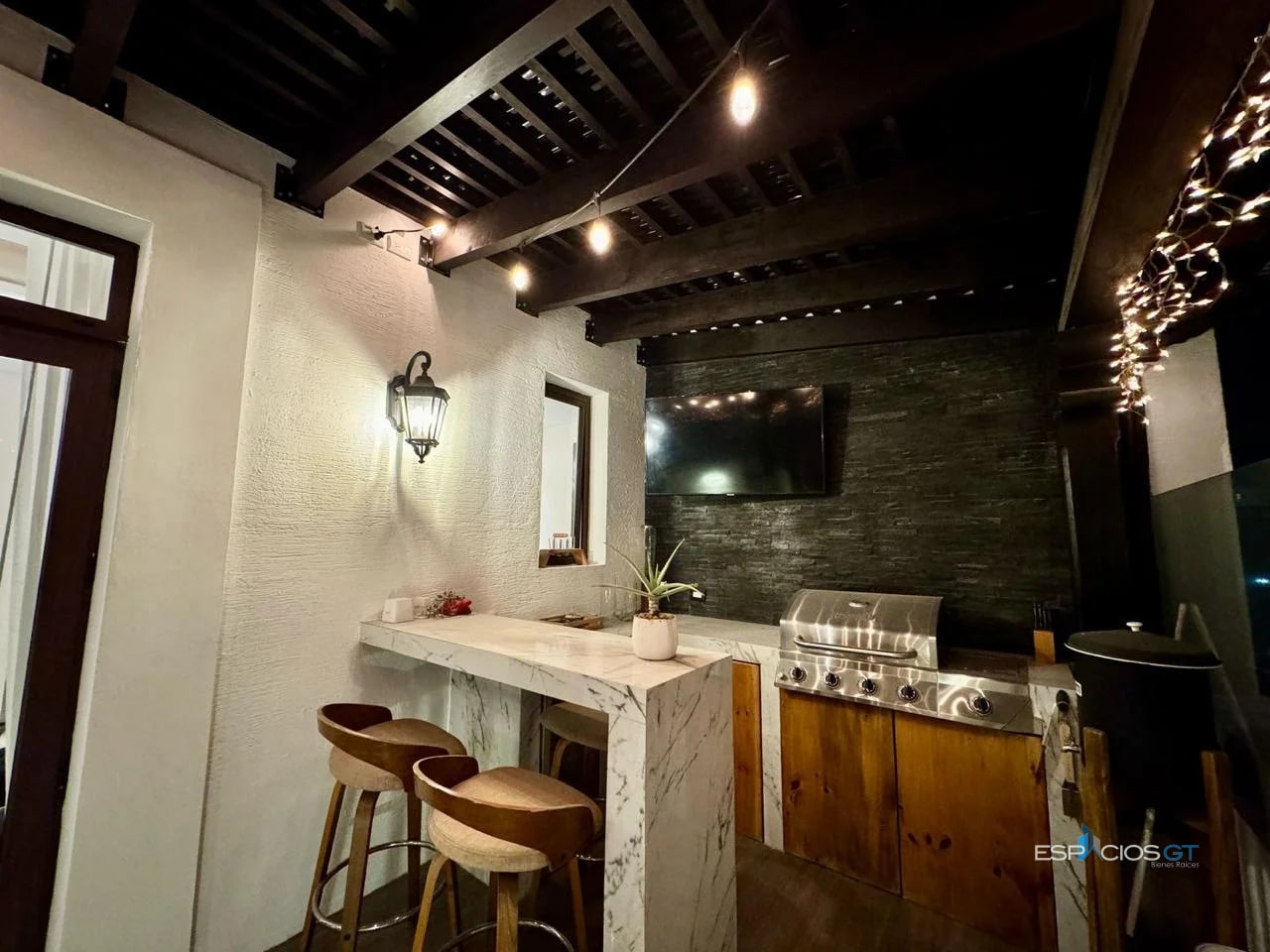 APARTAMENTO AMUEBLADO EN RENTA CON PÉRGOLA– LIRIOS DE CAYALÁ 2, ZONA 16 - 2