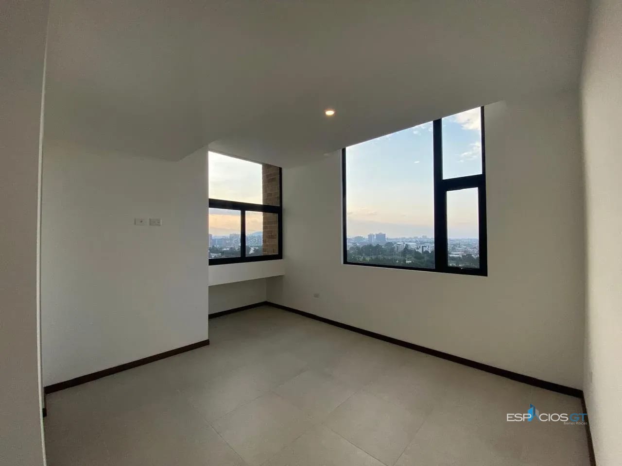 Apartamento en venta cerca de universidades, hospitales, restaurantes y centros de negocios. Si buscas comodidad, excelente ubicación y un estilo de vida moderno, ¡este apartamento es para ti! — Apartamento en Venta en Zona 10, Guatemala, Ciudad — foto 4 de 7