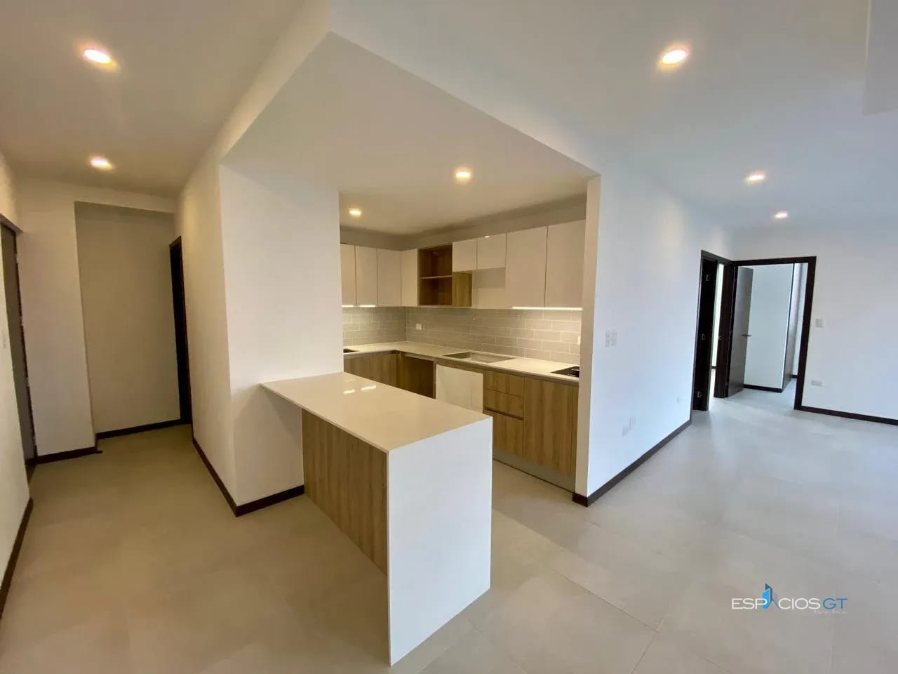 Apartamento en venta cerca de universidades, hospitales, restaurantes y centros de negocios. Si buscas comodidad, excelente ubicación y un estilo de vida moderno, ¡este apartamento es para ti! — Apartamento en Venta en Zona 10, Guatemala, Ciudad — foto 1 de 7