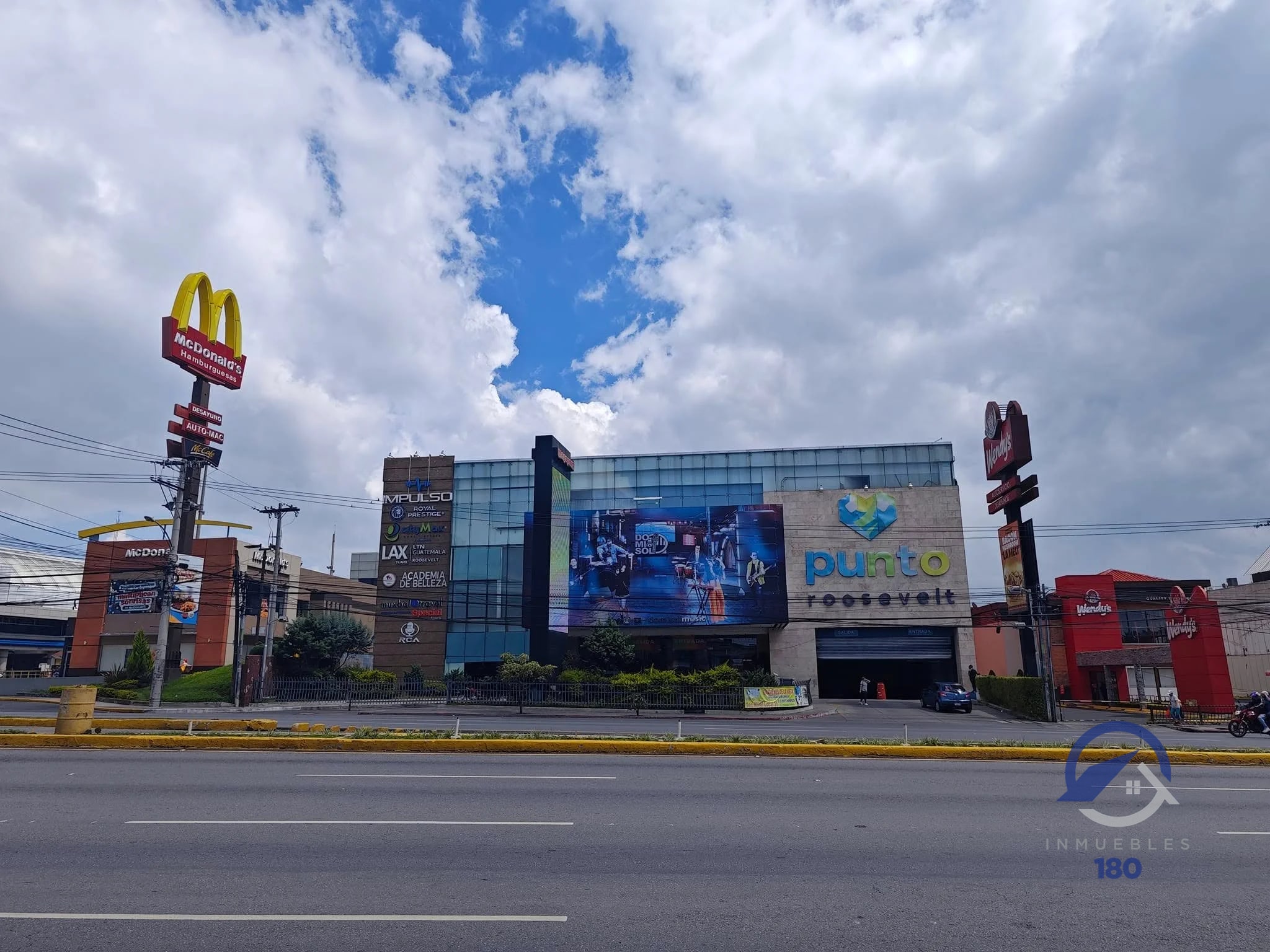 Amplio local en renta en C.C. Punto Roosevelt, zona 7 - 1