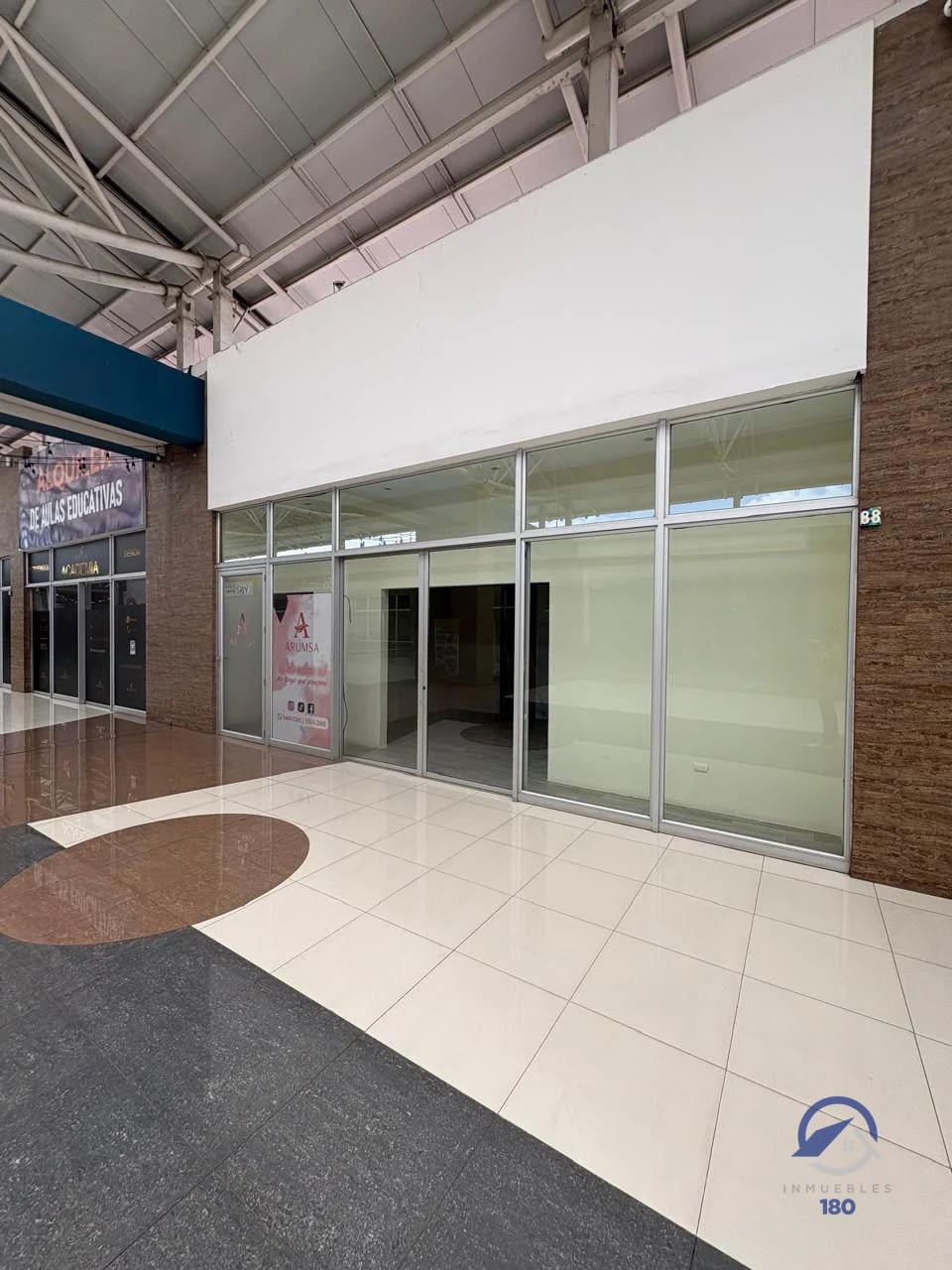 Locales en renta en C.C. Punto Roosevelt, zona 7 - 2