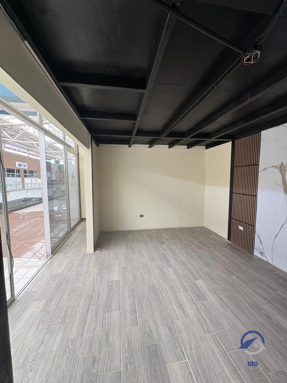 Locales en renta en C.C. Punto Roosevelt, zona 7 - 8