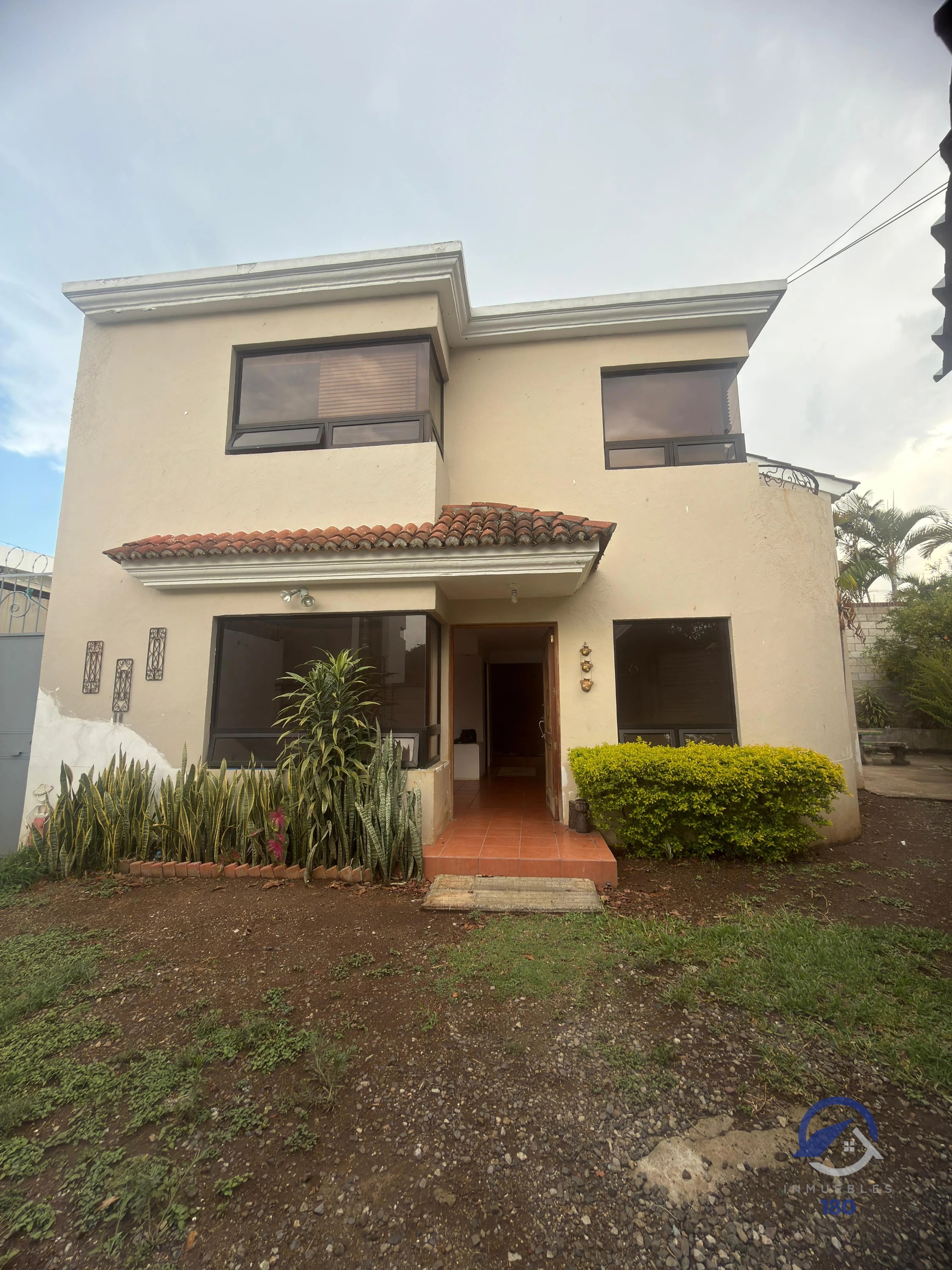 Casa en Renta en Pinares de San Cristobal, zona 8, Mixco — Casa en Alquiler en Pinares de San Cristobal, Zona 8 Mixco, Guatemala, Ciudad — foto 1 de 12