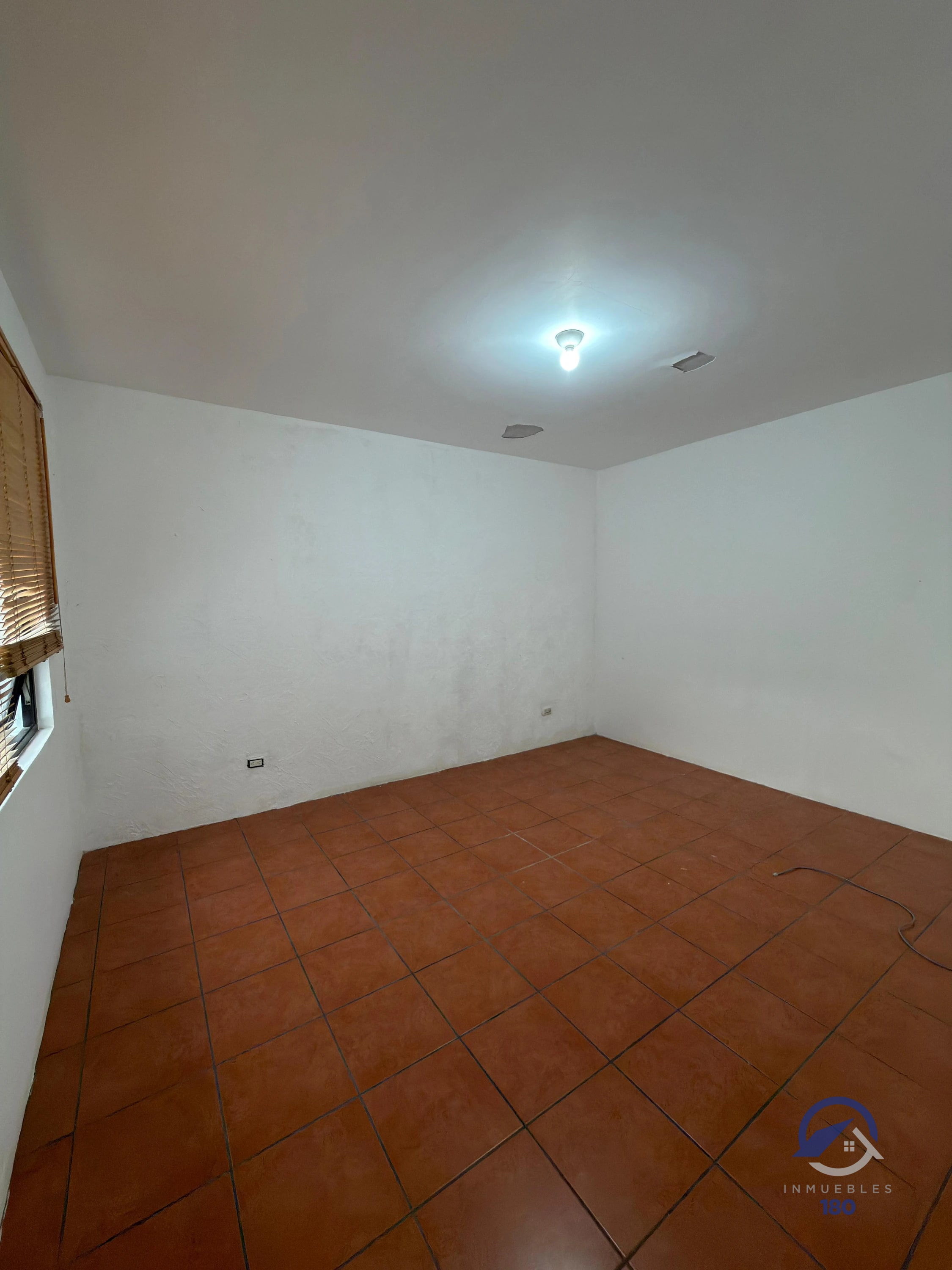 Casa en Renta en Pinares de San Cristobal, zona 8, Mixco — Casa en Alquiler en Pinares de San Cristobal, Zona 8 Mixco, Guatemala, Ciudad — foto 8 de 12