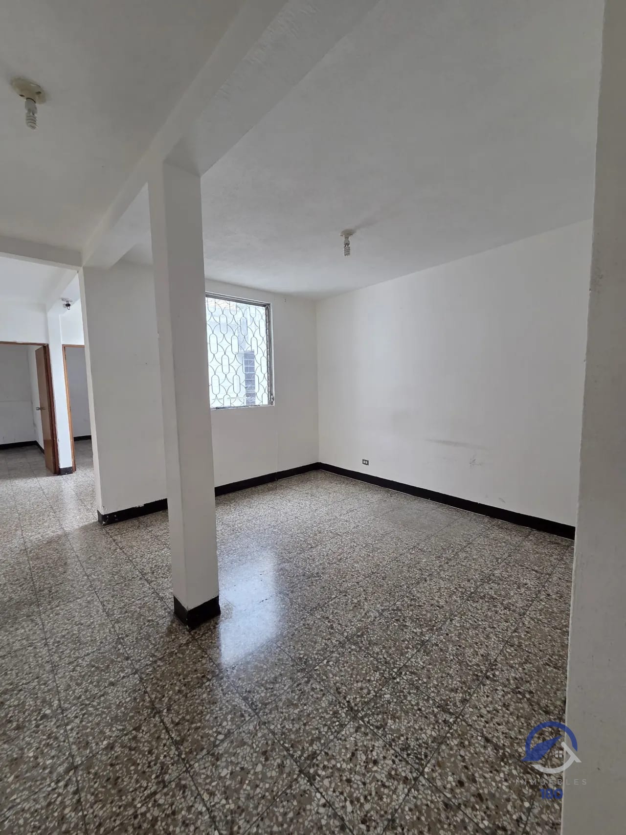 Terreno con casa para demoler en venta en Colonia El Maestro, zona 15