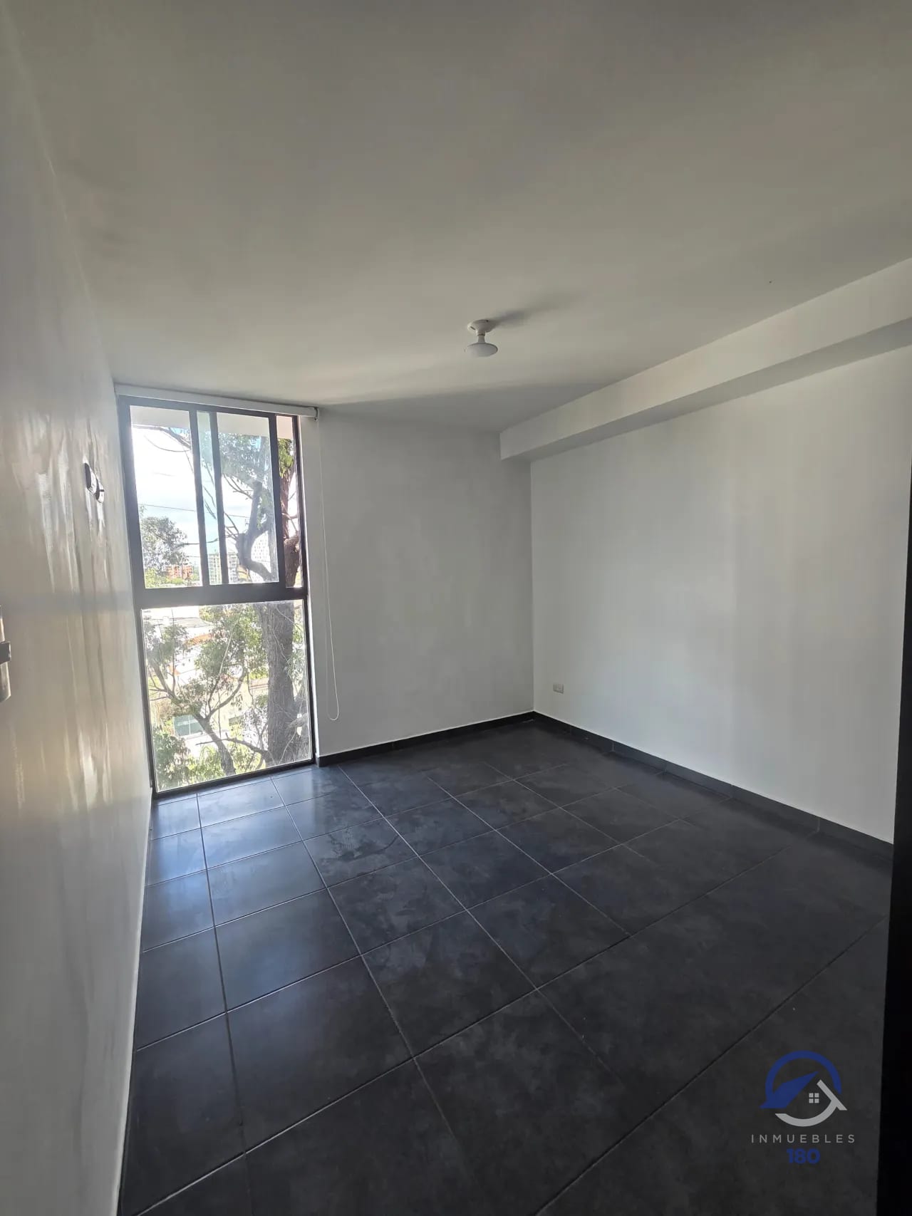 Dormitorio 2 — Apartamento de 2 dormitorios en venta en Mariscal Uno Uno, zona 11 — Apartamento en Venta en Mariscal Uno Uno, Zona 11, Guatemala, Ciudad — foto 9 de 17