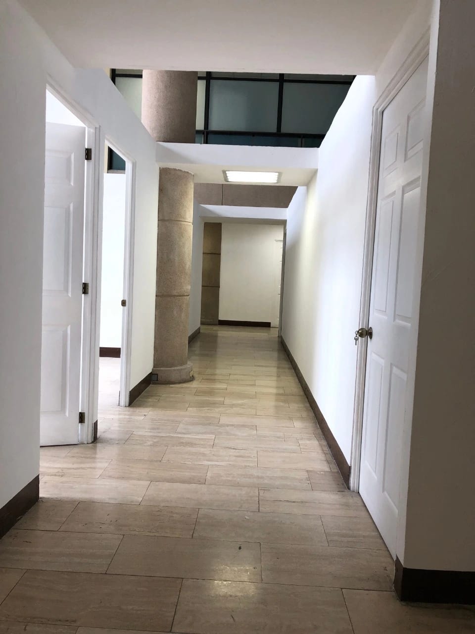 Se renta edificio en Zona 10 ubicado en Boulevard los Próceres, 5 niveles de oficinas divididas en 5