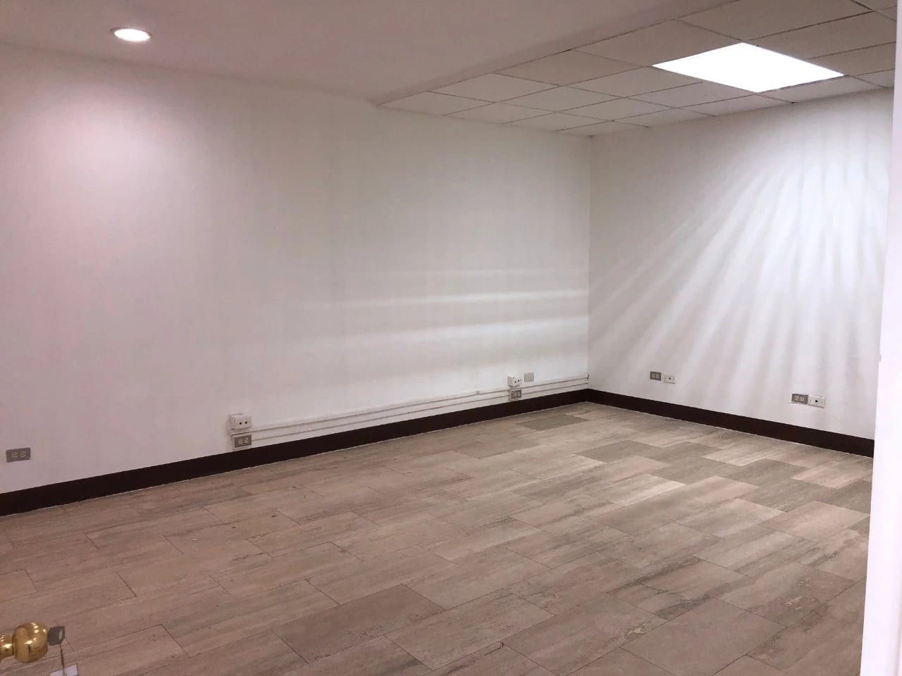 Se renta edificio en Zona 10 ubicado en Boulevard los Próceres, 5 niveles de oficinas divididas en 54 oficinas. — Edificio en Alquiler en Zona 10, Guatemala, Ciudad — foto 11 de 12