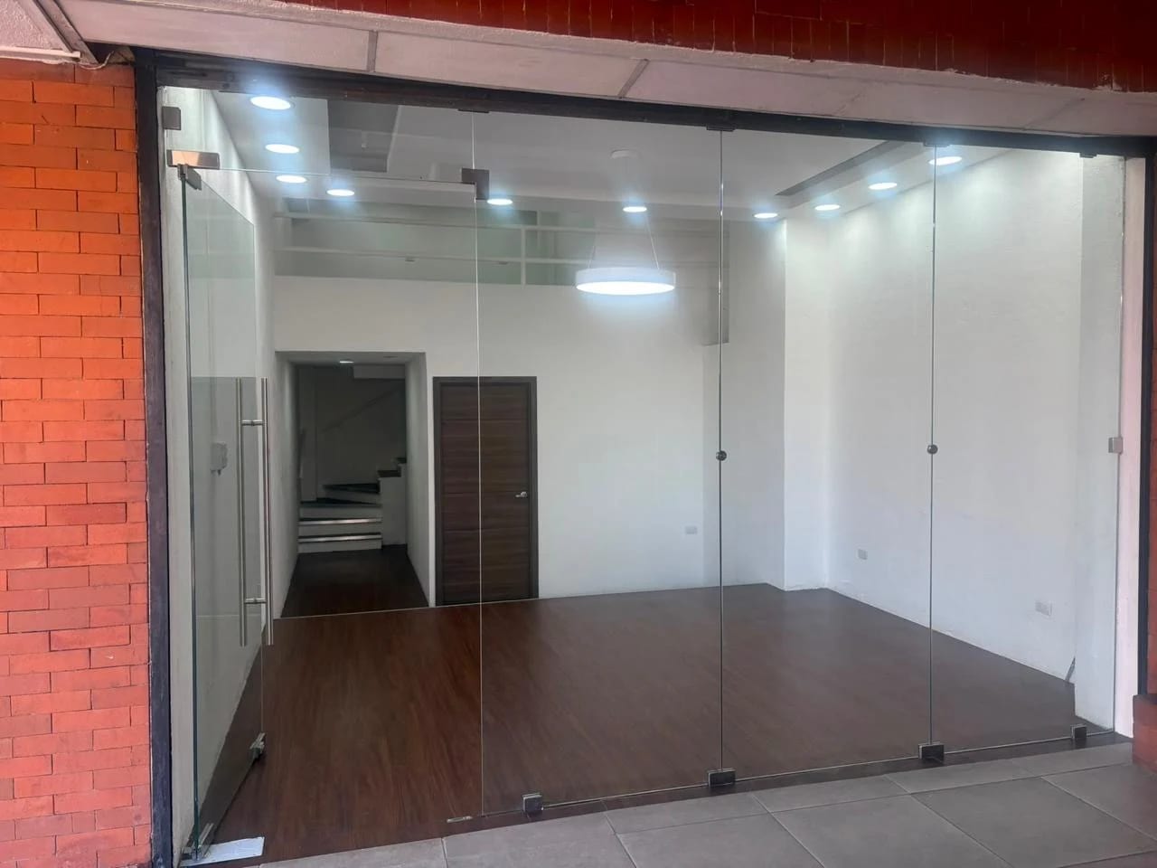 Local en Renta y Venta en Centro Comercial Metro Sur | Calzada Aguilar — Local en Alquiler en Zona 12, Guatemala, Ciudad — foto 1 de 3