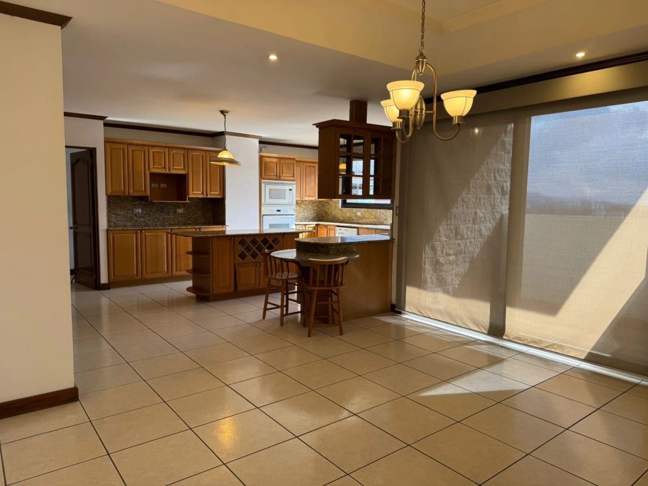 Renta y Venta de Penthouse en Edificio Torre Castelar Zona 10 — Apartamento en Alquiler en Torre Castelar, Zona 10, Guatemala, Ciudad — foto 7 de 10