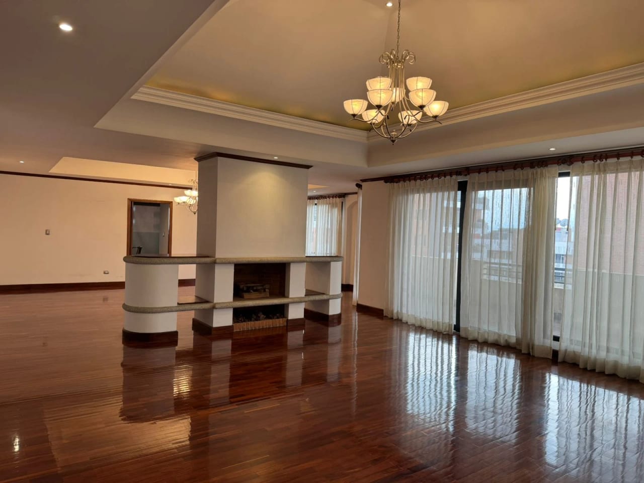 Renta y Venta de Penthouse en Edificio Torre Castelar Zona 10 — Apartamento en Alquiler en Torre Castelar, Zona 10, Guatemala, Ciudad — foto 8 de 10