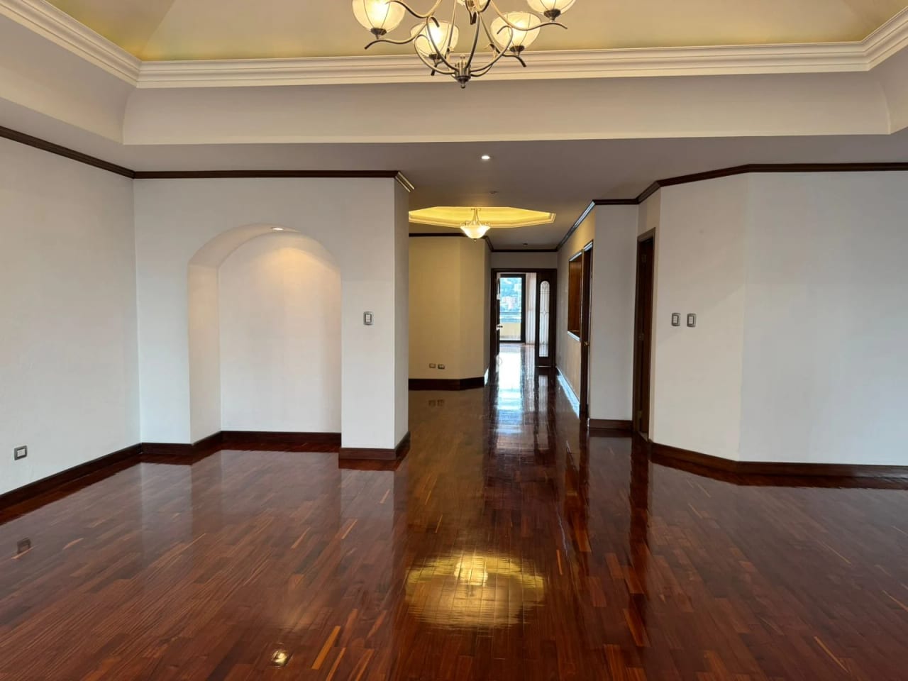 Renta y Venta de Penthouse en Edificio Torre Castelar Zona 10 — Apartamento en Alquiler en Torre Castelar, Zona 10, Guatemala, Ciudad — foto 9 de 10