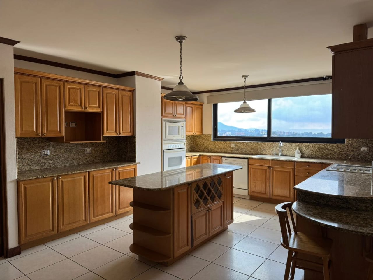 Renta y Venta de Penthouse en Edificio Torre Castelar Zona 10 — Apartamento en Alquiler en Torre Castelar, Zona 10, Guatemala, Ciudad — foto 10 de 10