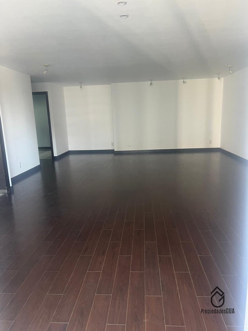 Apto amplio de 2 dormitorios + 1 de servicio — Apartamento en Alquiler en Zona 14, Guatemala, Ciudad — foto 1 de 9