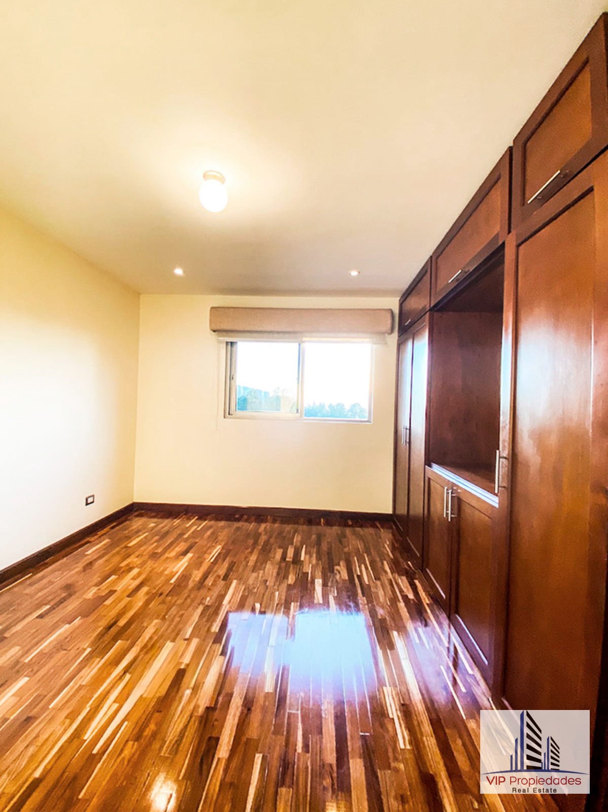 Amplio apartamento en alquiler, zona 15 — Apartamento en Alquiler en Casa Alhambra, Zona 15, Guatemala, Ciudad — foto 4 de 10
