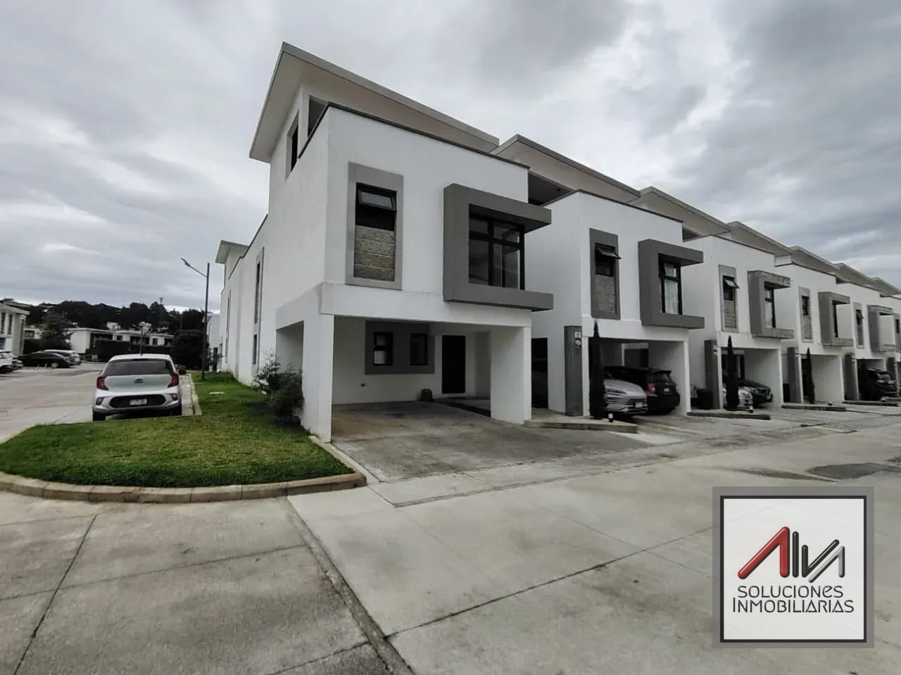 Casa de Esquina — Vendo Casa en Condominio La Serena de Arrazola, Fraijanes, Guatemala — Casa en Venta en Carretera a El Salvador, Guatemala, Ciudad — foto 1 de 17