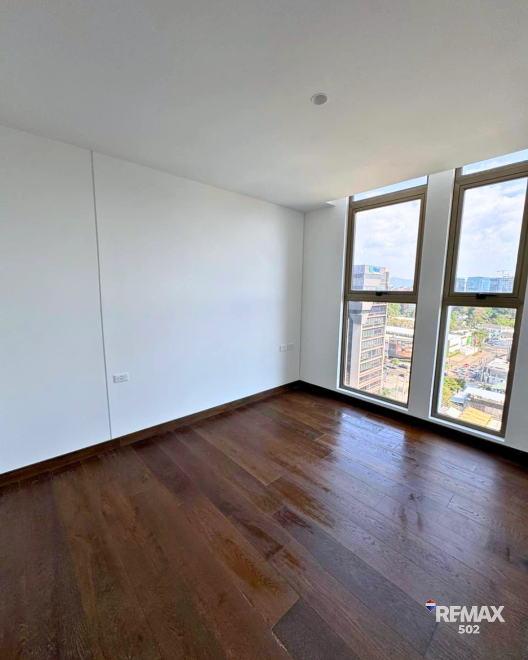 Apartamento en Zona 10 — Apartamento en Alquiler en Atarah, Zona 10, Guatemala, Ciudad — foto 3 de 7