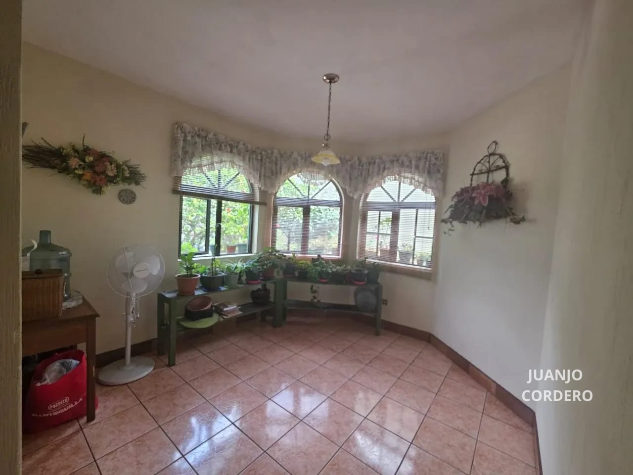 ¡Amplia Casa en Venta con 2 Apartamentos Independientes! Condominio La Arboleda, San Cristóbal — Casa en Venta en Zona 8 Mixco, Guatemala, Ciudad — foto 3 de 12