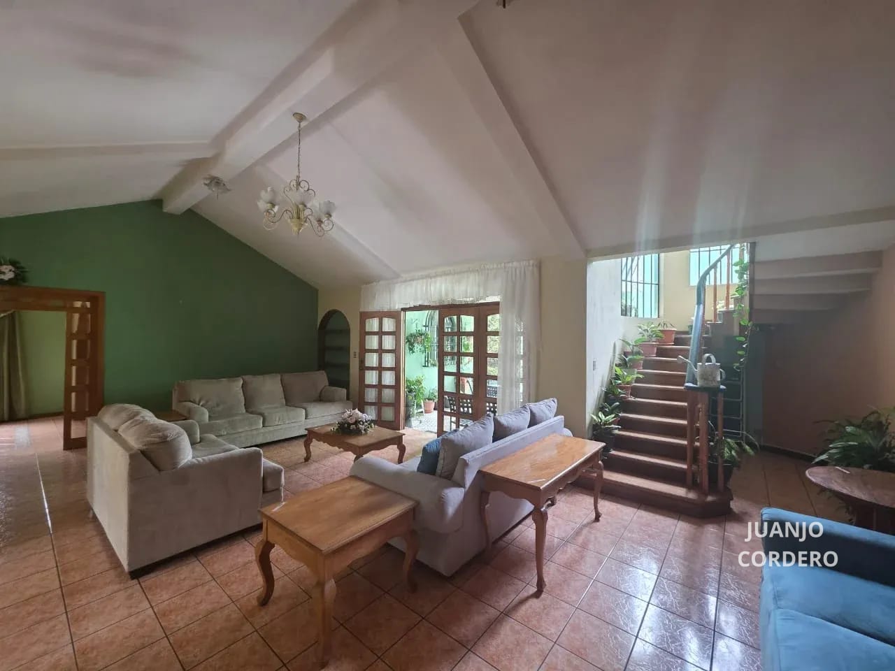 ¡Amplia Casa en Venta con 2 Apartamentos Independientes! Condominio La Arboleda, San Cristóbal — Casa en Venta en Zona 8 Mixco, Guatemala, Ciudad — foto 2 de 12
