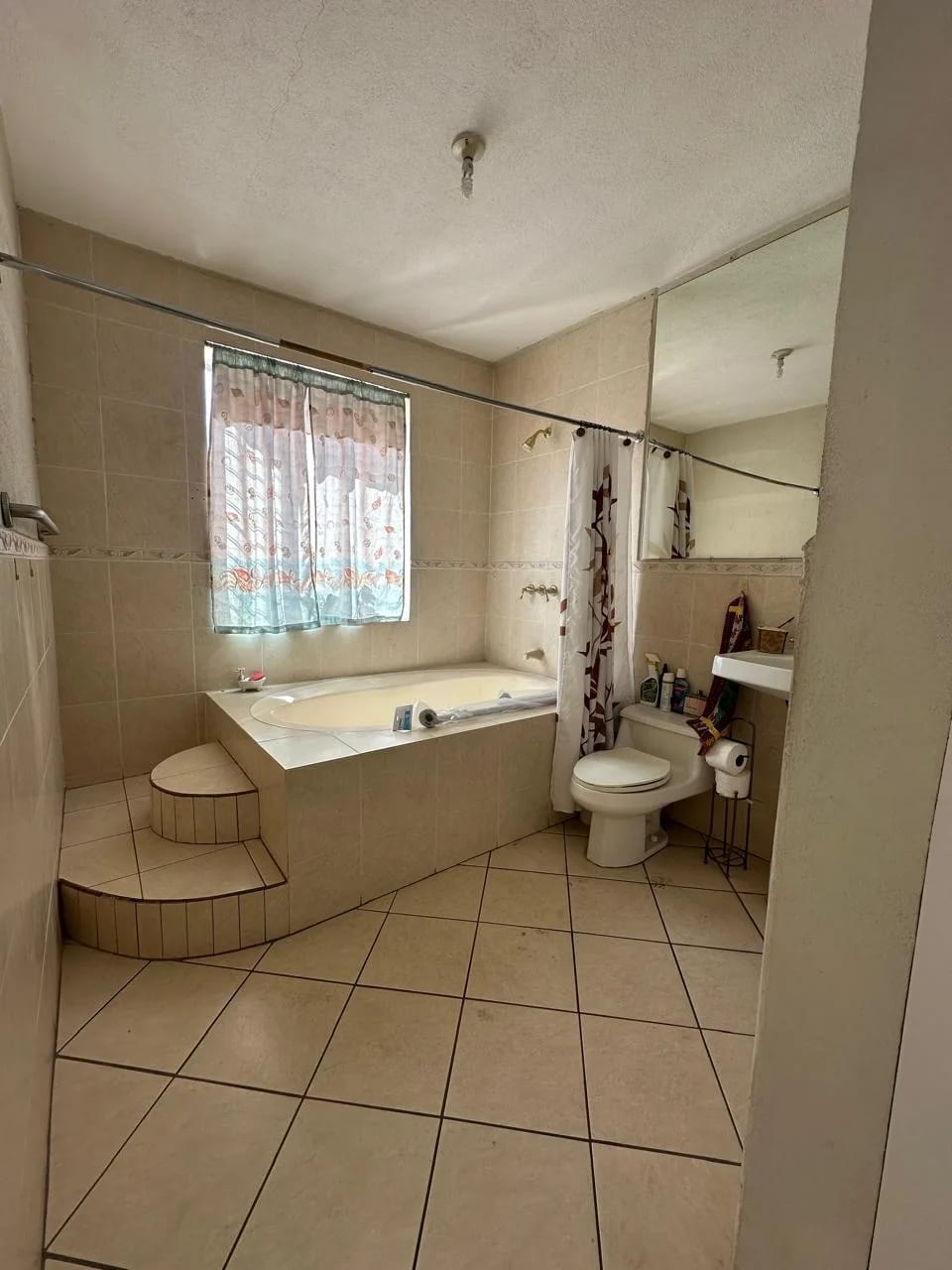 Venta de casa con amplio terreno en Lomas de Portugal zona 01 de Mixco — Casa en Venta en Las Hojarascas, Zona 1 Mixco, Guatemala, Ciudad — foto 9 de 12