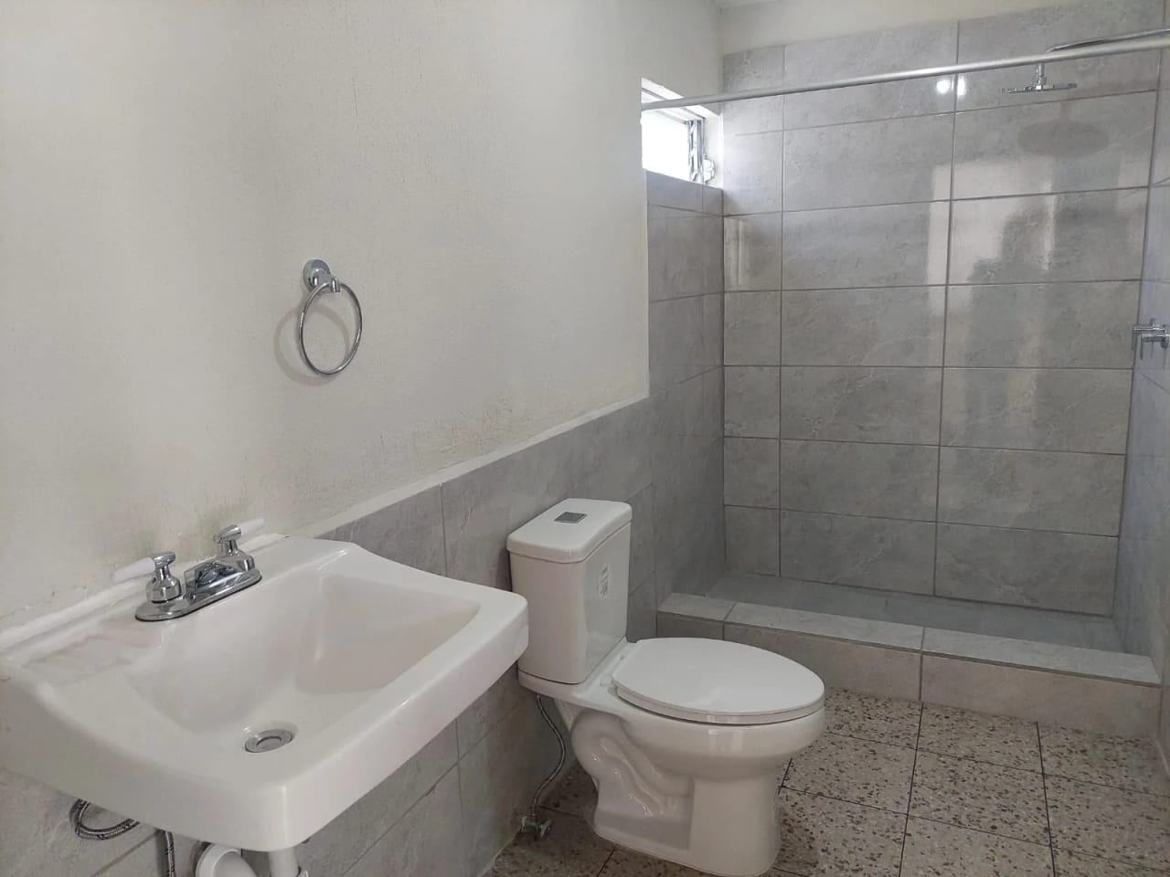 Alquiler de casa en zona 15 VHI ideal para oficinas dentro de garita — Casa en Alquiler en Vista Hermosa I, Zona 15, Guatemala, Ciudad — foto 7 de 8