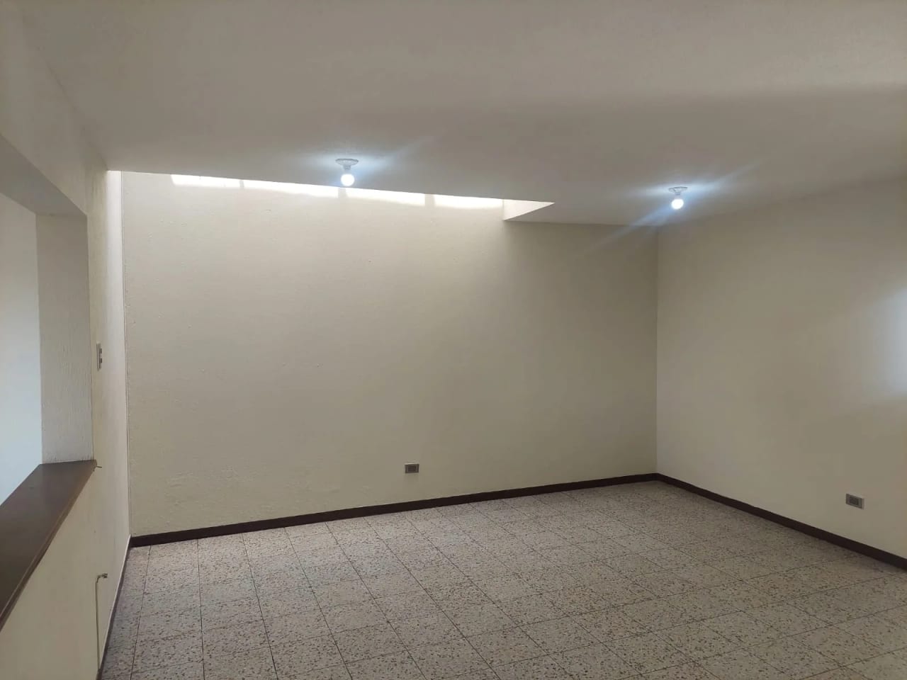 Alquiler de casa en zona 15 VHI ideal para oficinas dentro de garita — Casa en Alquiler en Vista Hermosa I, Zona 15, Guatemala, Ciudad — foto 2 de 8