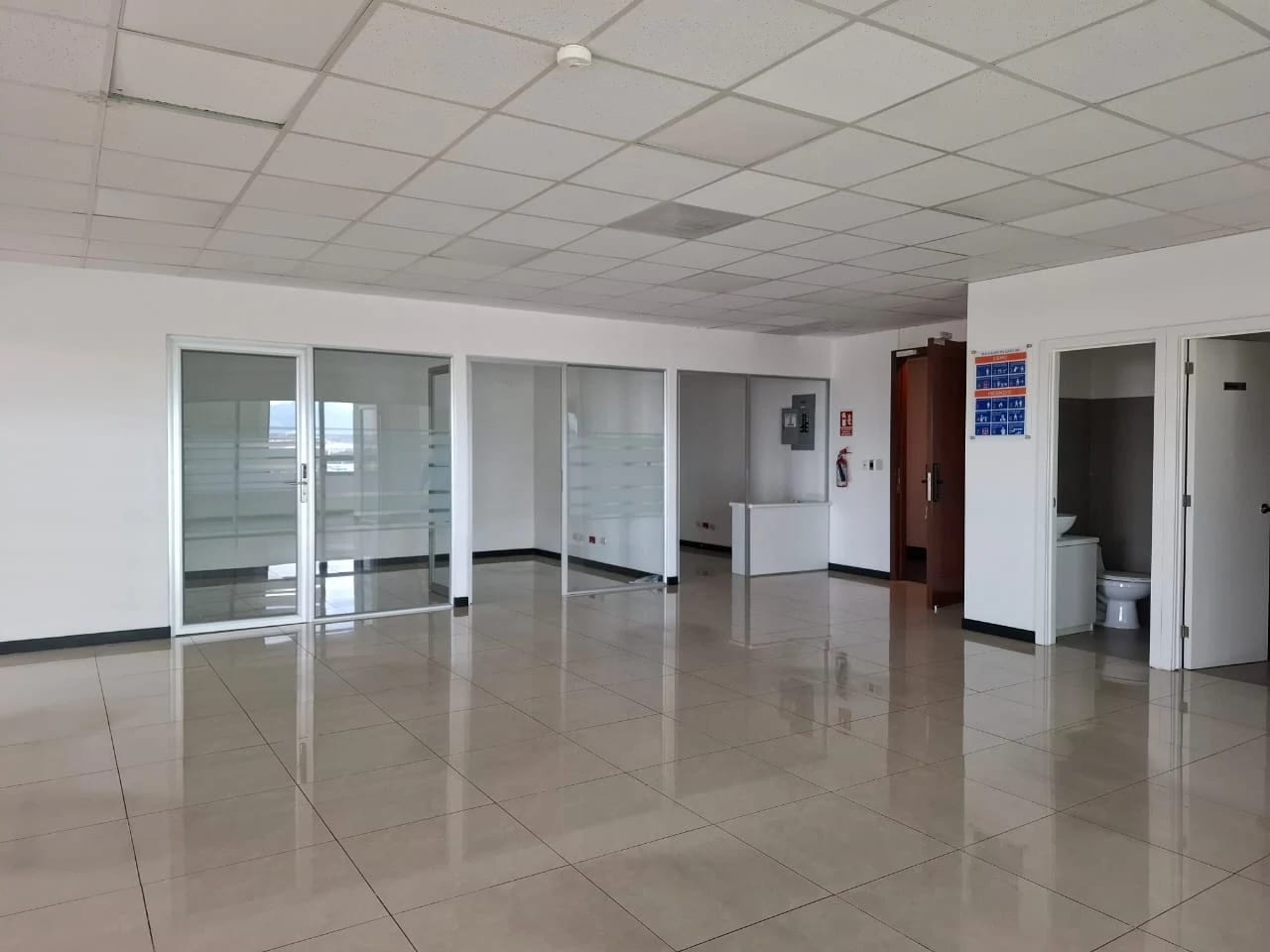 Alquiler de oficina en zona 13 Americas 10 con 279 Mt2. tabicada — Oficina en Alquiler en Américas 10, Zona 13, Guatemala, Ciudad — foto 1 de 11