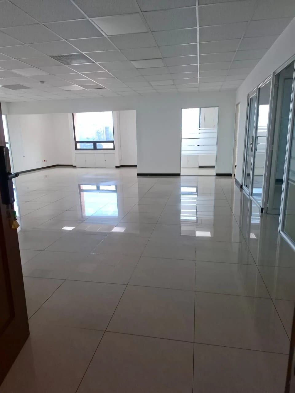 Alquiler de oficina en zona 13 Americas 10 con 279 Mt2. tabicada — Oficina en Alquiler en Américas 10, Zona 13, Guatemala, Ciudad — foto 2 de 11