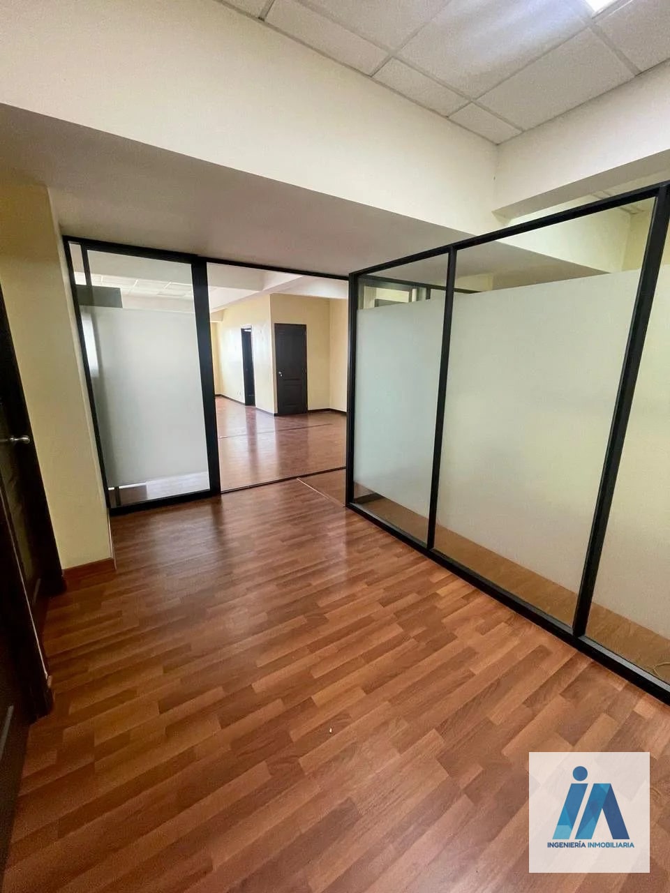 OFICINA EN ALQUILER📍 Edificio Torino 1, zona 10 — Oficina en Alquiler en Zona 10, Guatemala, Ciudad — foto 4 de 12