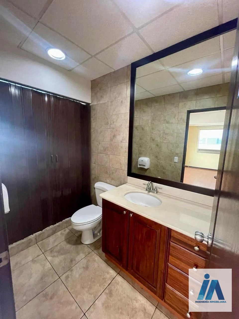 OFICINA EN ALQUILER📍 Edificio Torino 1, zona 10 — Oficina en Alquiler en Zona 10, Guatemala, Ciudad — foto 10 de 12