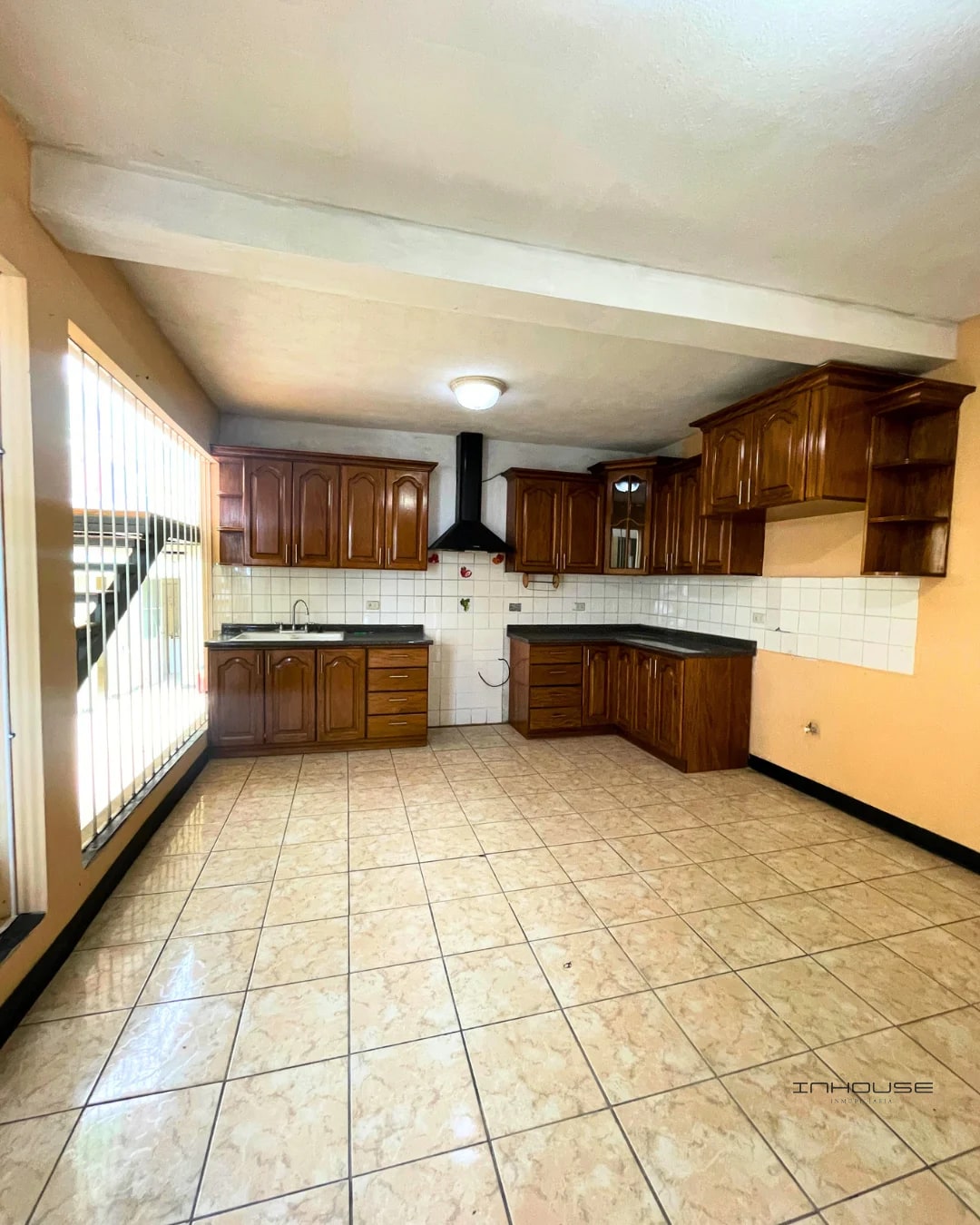 CASA EN VENTA EN ZONA 18 DENTRO DE GARITA - 1