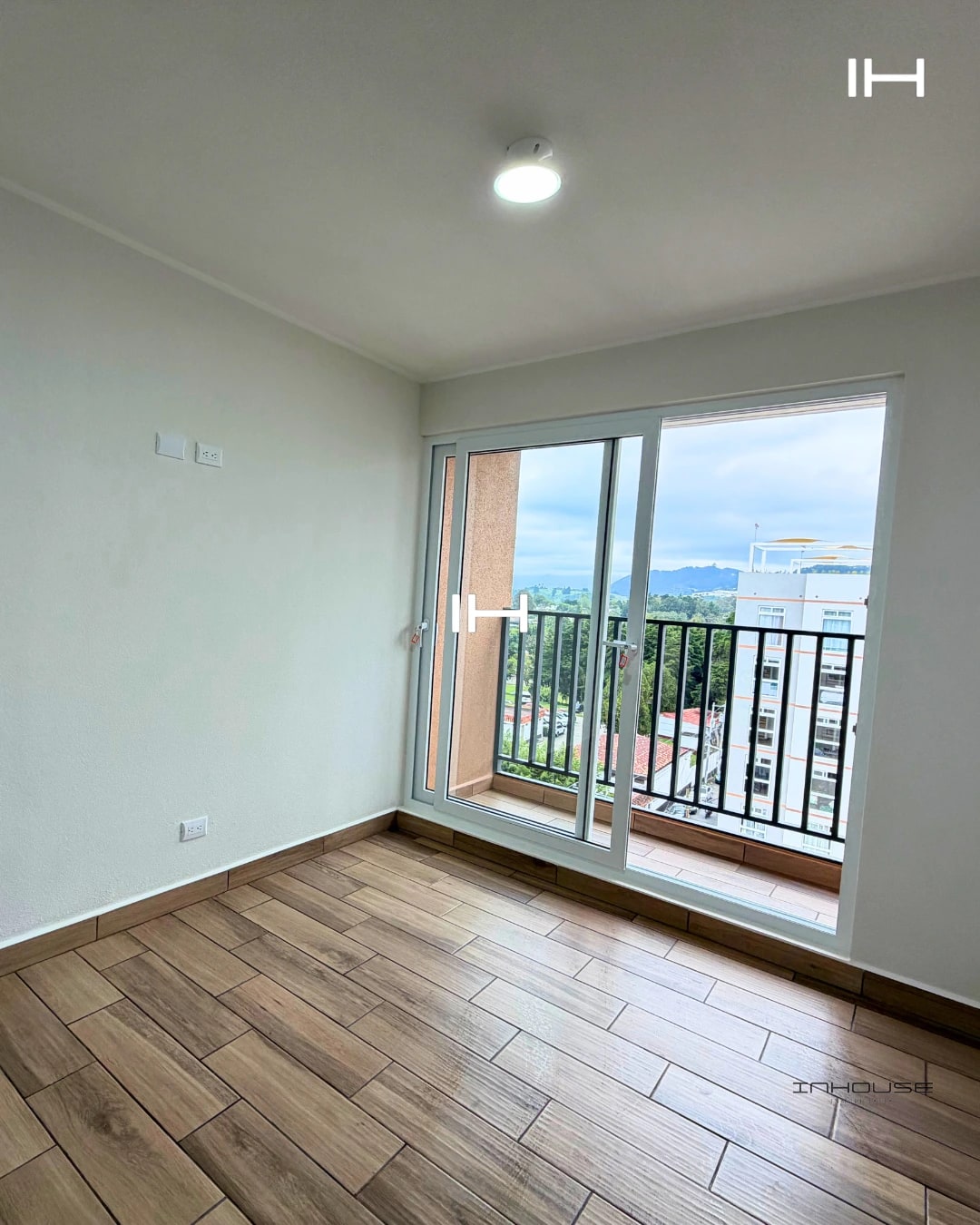 APARTAMENTO EN RENTA EN ZONA 16 CON BALCÓN EN NIVEL ALTO PARA ESTRENAR — Apartamento en Alquiler en Lares 16, Zona 16, Guatemala, Ciudad — foto 4 de 10