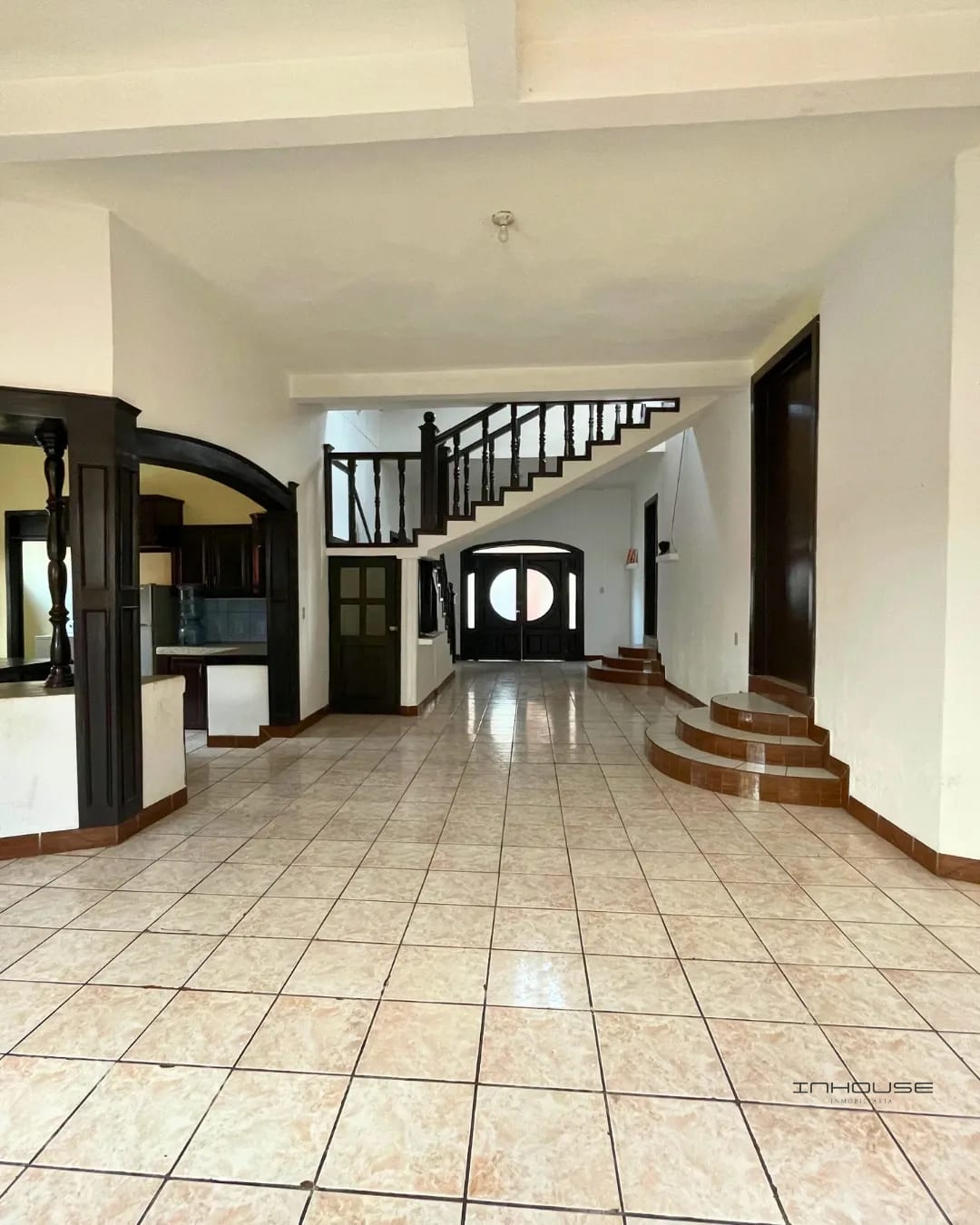 CASA EN RENTA, DE UN NIVEL EN ZONA 8 DE MIXCO, VALLES DE SAN CRISTÓBAL — Casa en Alquiler en Zona 8 Mixco, Guatemala, Ciudad — foto 1 de 10