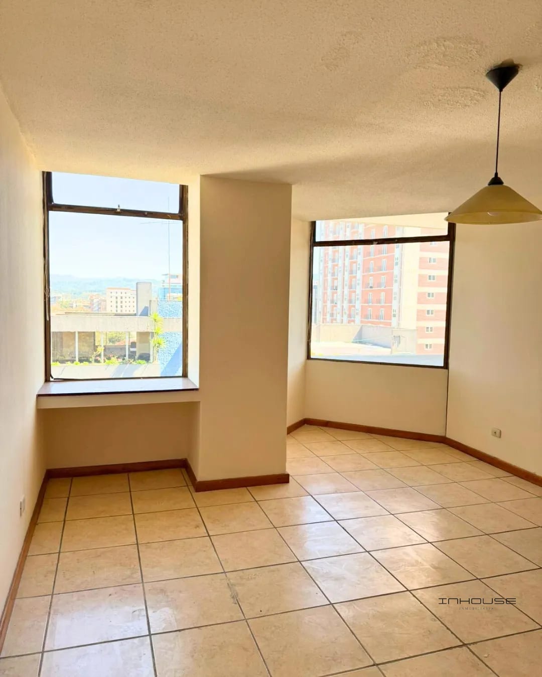 APARTAMENTO EN RENTA EN ZONA 10 CON BALCÓN SEMI AMUEBLADO — Apartamento en Alquiler en Zona 10, Guatemala, Ciudad — foto 7 de 7