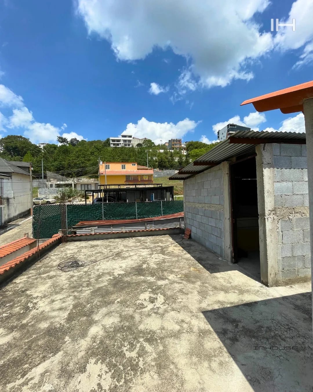 CASA EN RENTA, DE UN NIVEL EN ZONA 8 DE MIXCO, VALLES DE SAN CRISTÓBAL — Casa en Alquiler en Zona 8 Mixco, Guatemala, Ciudad — foto 1 de 10