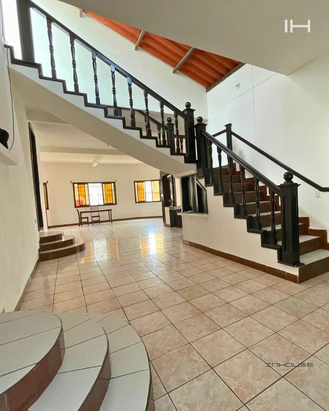CASA EN RENTA, DE UN NIVEL EN ZONA 8 DE MIXCO, VALLES DE SAN CRISTÓBAL — Casa en Alquiler en Zona 8 Mixco, Guatemala, Ciudad — foto 4 de 10