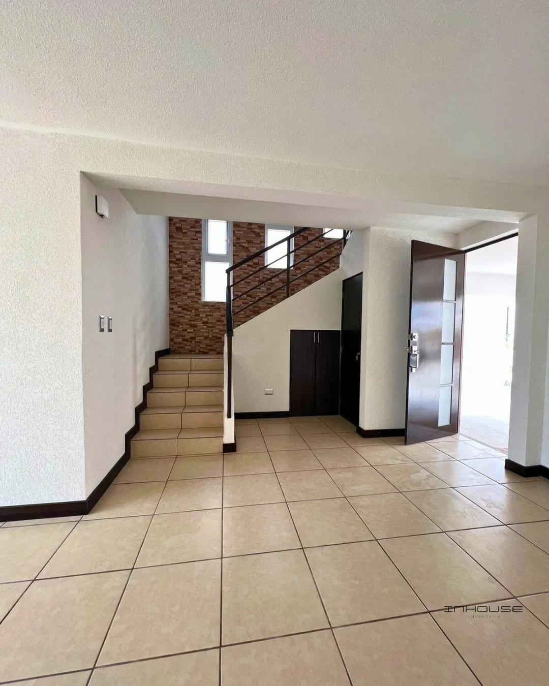 CASA EN VENTA EN CAES -ALTOS DE VILLAGE KM. 25 - — Casa en Venta en Carretera a El Salvador, Guatemala, Ciudad — foto 1 de 10