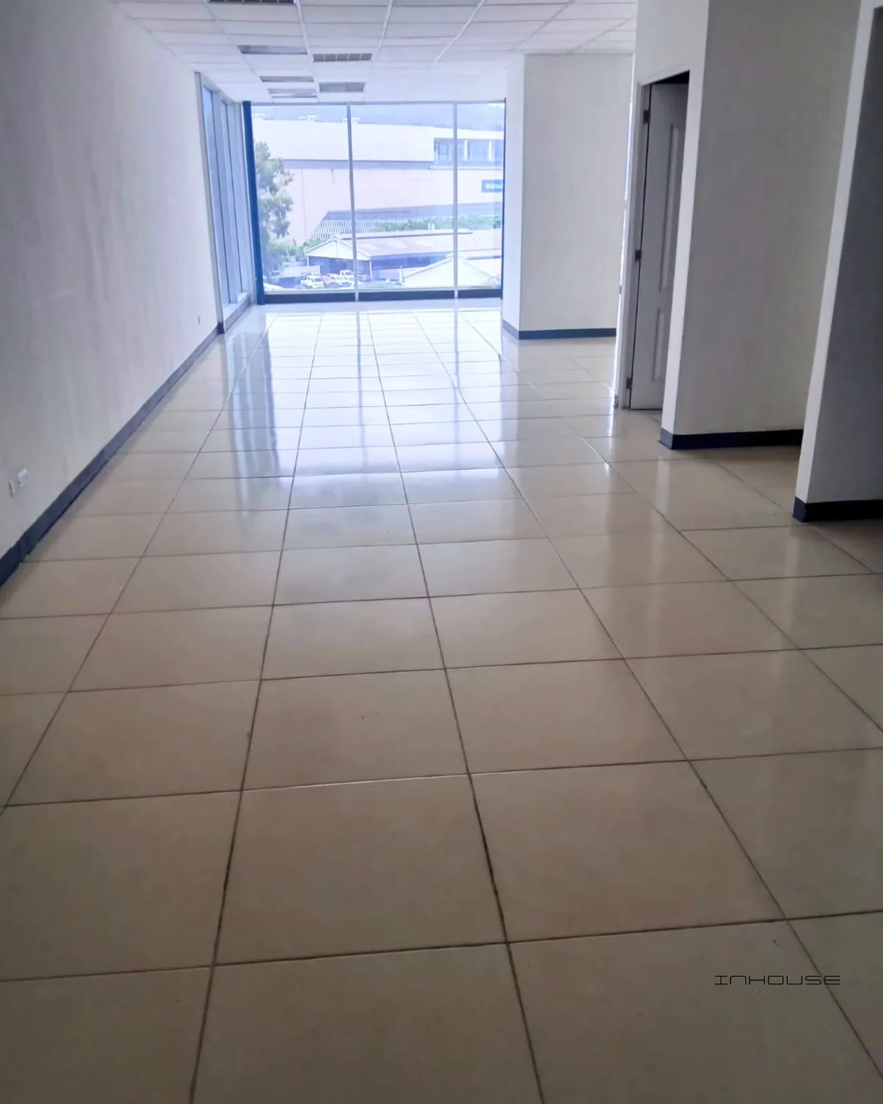 OFICINA EN RENTA ZONA 10 ZONA PRADERA — Oficina en Alquiler en Zona Pradera, Zona 10, Guatemala, Ciudad — foto 4 de 7