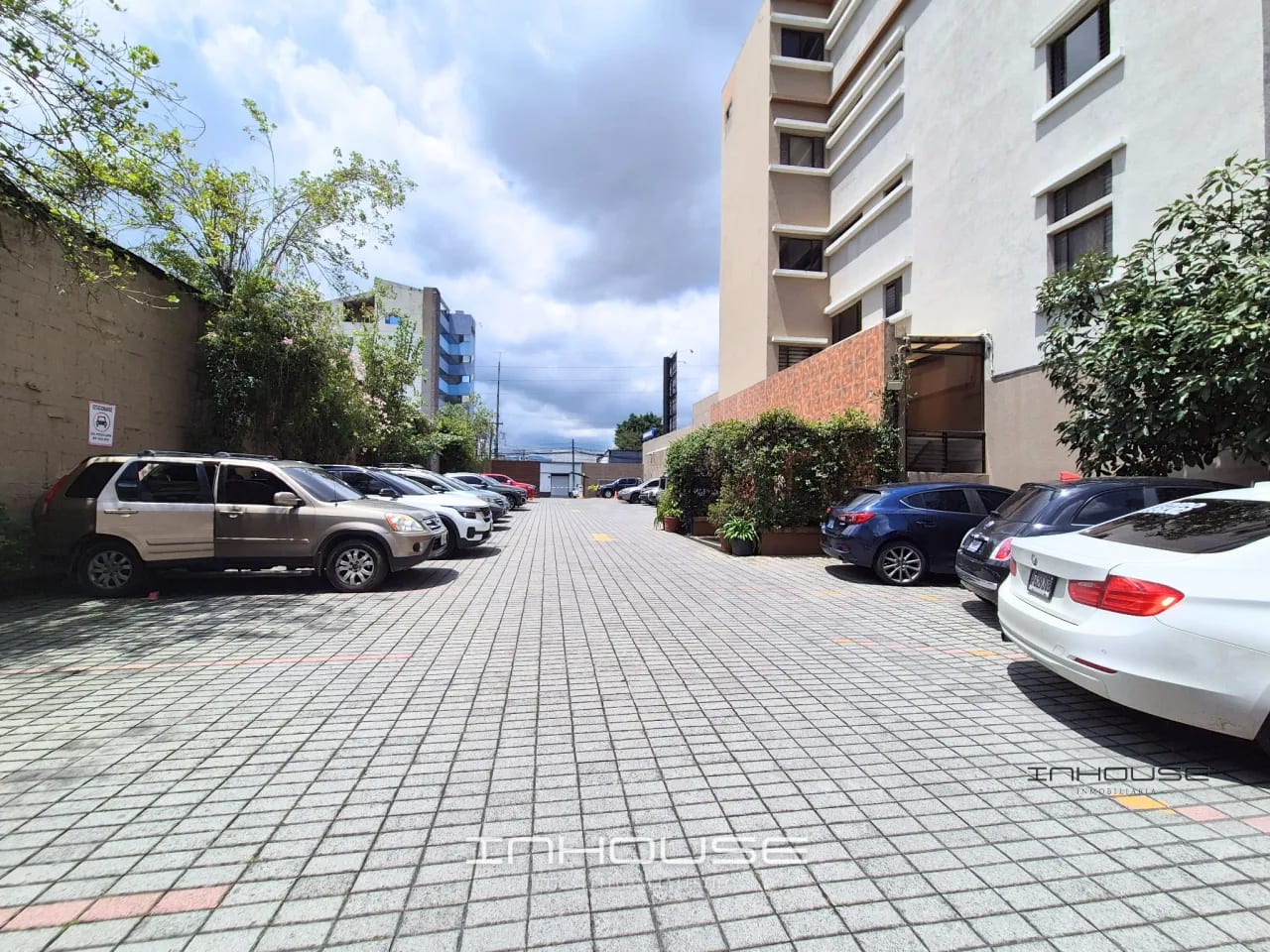 OFICINA AMUEBLADA EN RENTA ZONA 10 — Oficina en Alquiler en Zona 10, Guatemala, Ciudad — foto 4 de 9