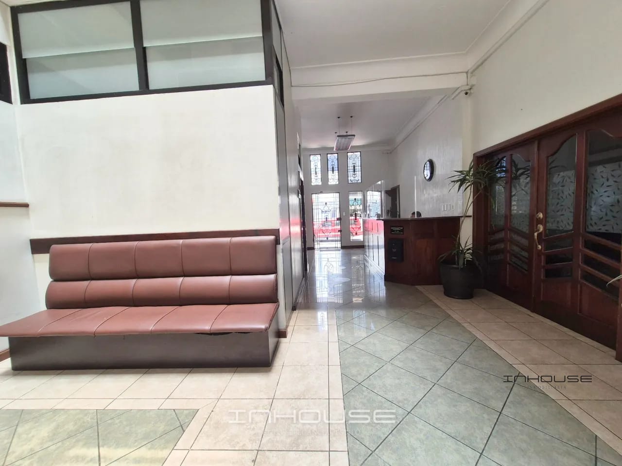 OFICINA AMUEBLADA EN RENTA ZONA 10 — Oficina en Alquiler en Zona 10, Guatemala, Ciudad — foto 7 de 9