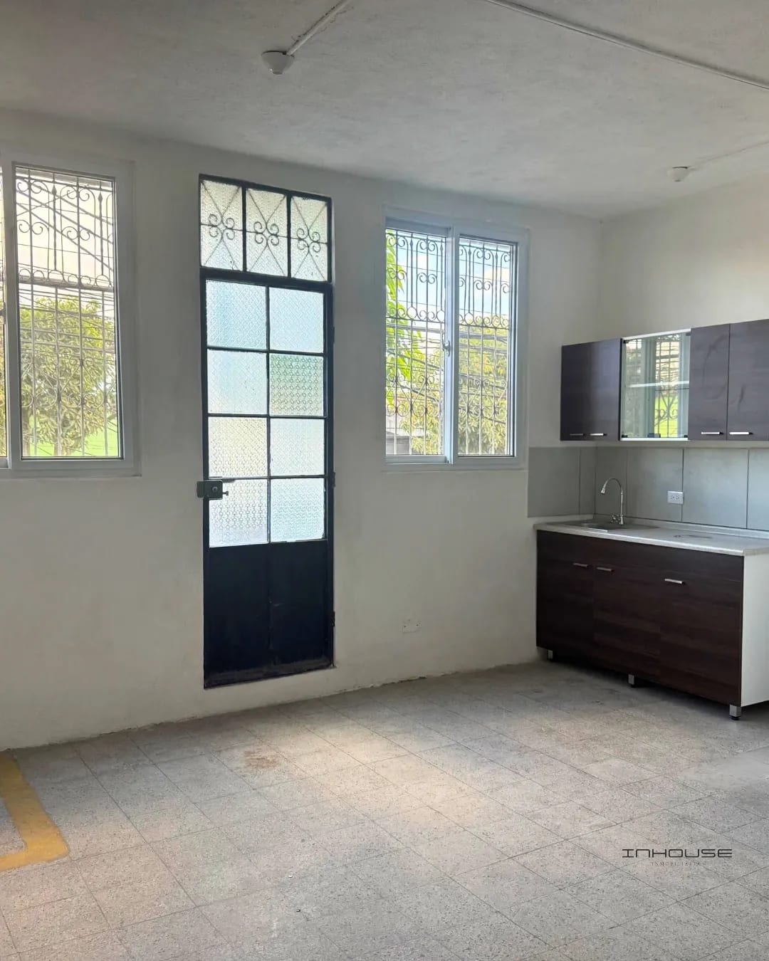 CASA EN VENTA EN ZONA 6 PARA USO COMERCIAL FRENTE A LA PARADA DEL TRANSMETRO — Casa en Venta en Zona 6, Guatemala, Ciudad — foto 1 de 12
