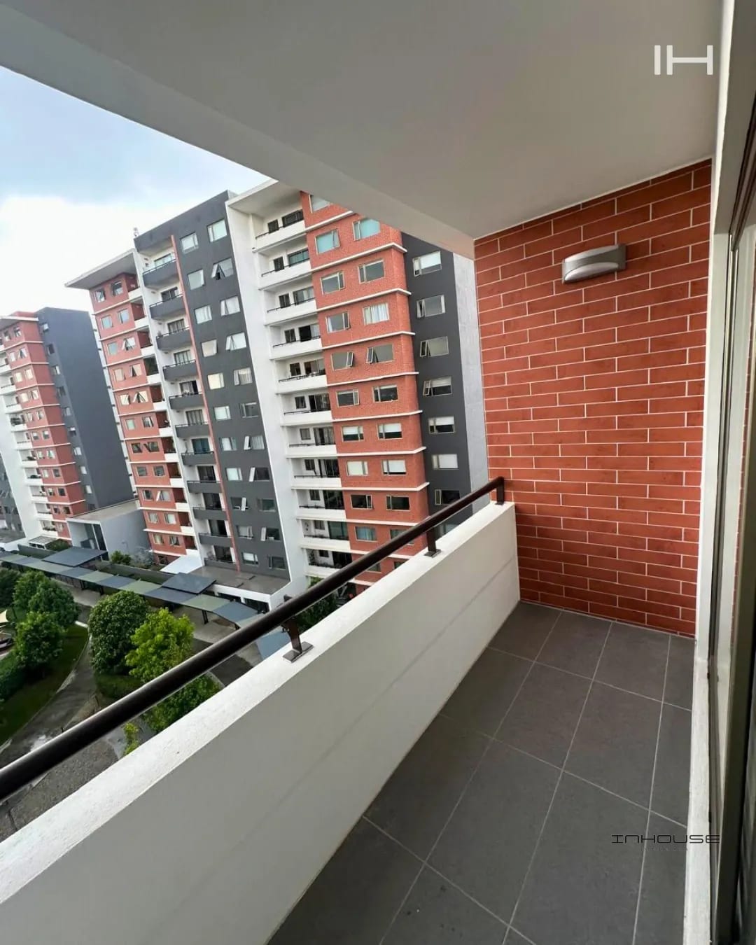 APARTAMENTO EN RENTA EN ZONA 14 EN NIVEL ALTO — Apartamento en Alquiler en Zona 14, Guatemala, Ciudad — foto 2 de 10