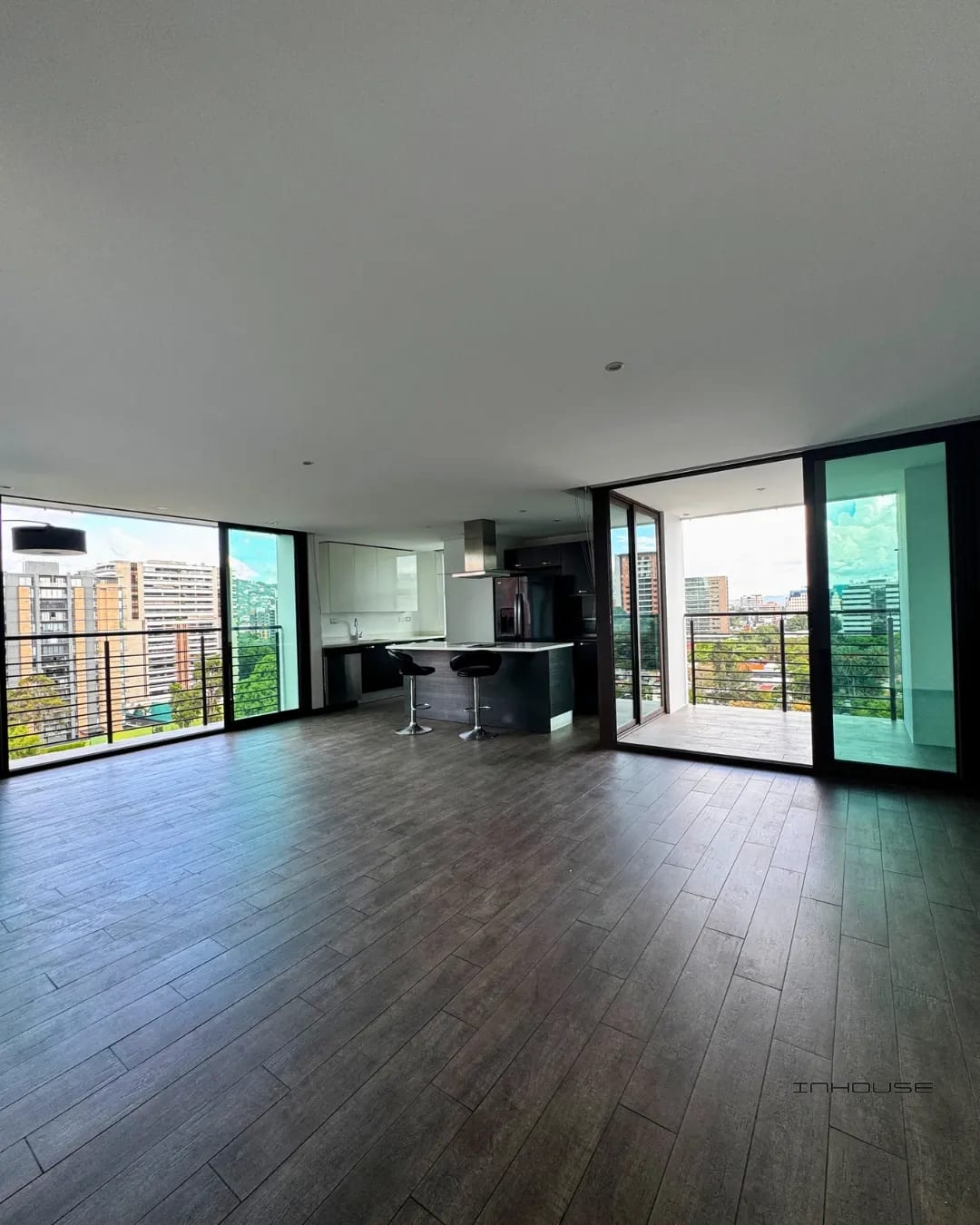 APARTAMENTO EN RENTA EN ZONA 10 EN NIVEL ALTO — Apartamento en Alquiler en Urbana, Zona 10, Guatemala, Ciudad — foto 2 de 10