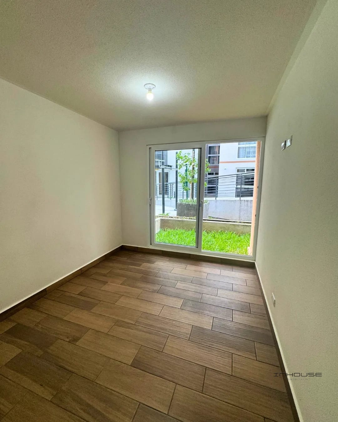 APARTAMENTO EN VENTA ZONA 16 EN PRIMER NIVEL CON JARDIN — Apartamento en Venta en Lares 16, Zona 16, Guatemala, Ciudad — foto 4 de 10
