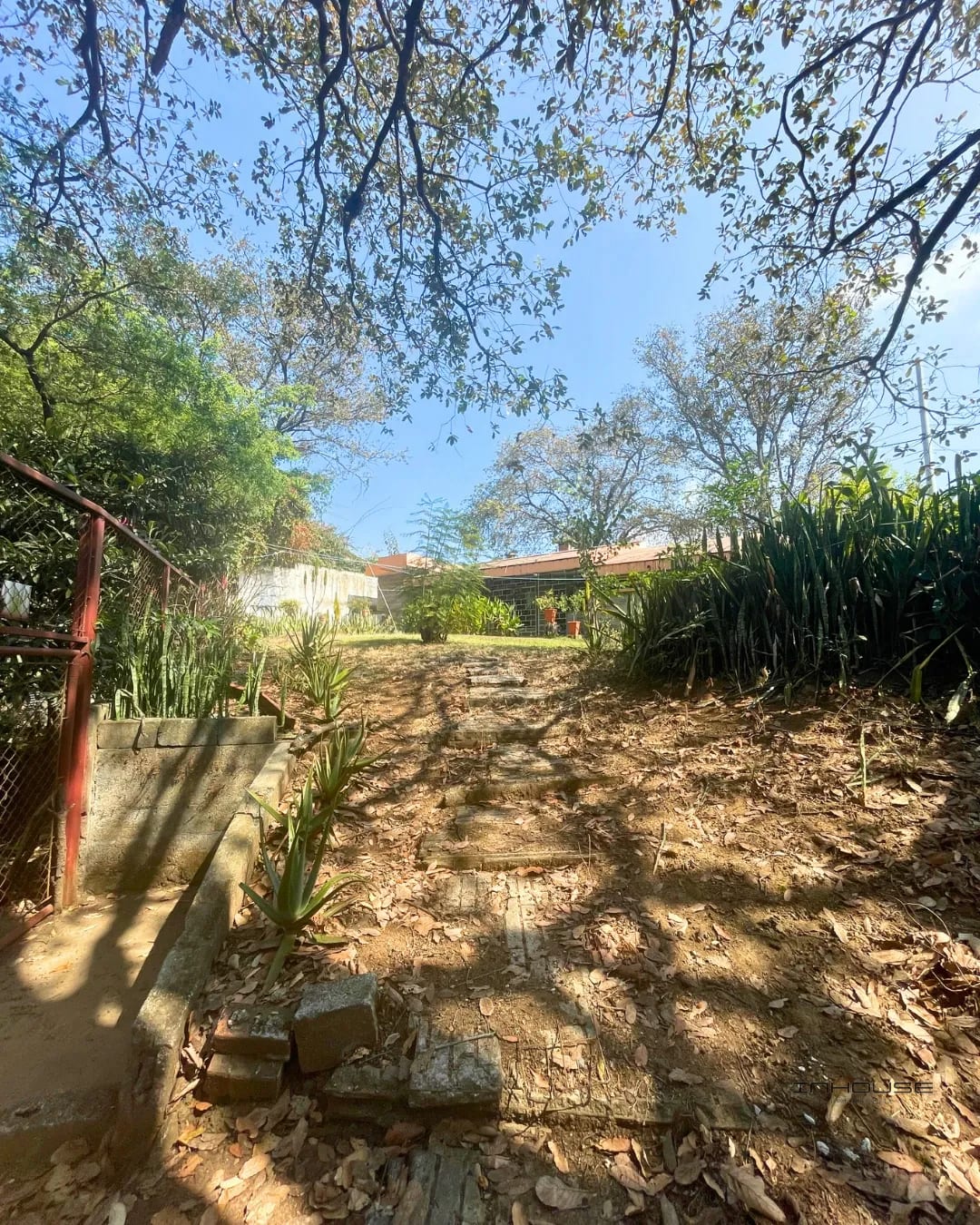 CASA EN VENTA EN SAN CRISTOBAL SECTOR A10 IDEAL PARA INVERSIONISTAS LOTE 13, MANZANA SIETE, ZONA 8 DE MIXCO GRANJAS — Casa en Venta en Zona 8 Mixco, Guatemala, Ciudad — foto 1 de 9