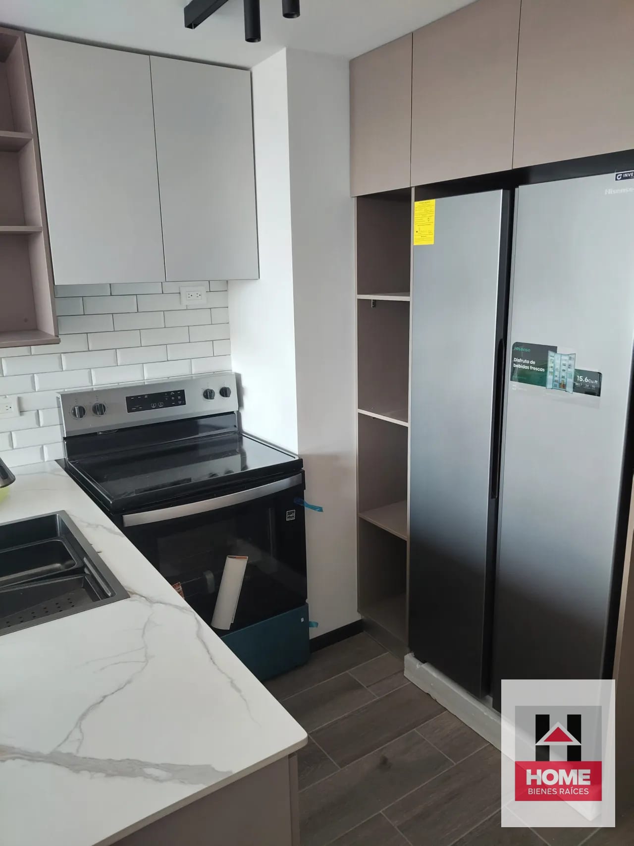 AREA AOKLAND MALL APARTAMENTO EN VENTA ZONA 10 — Apartamento en Venta en Biko, Zona 10, Guatemala, Ciudad — foto 2 de 11
