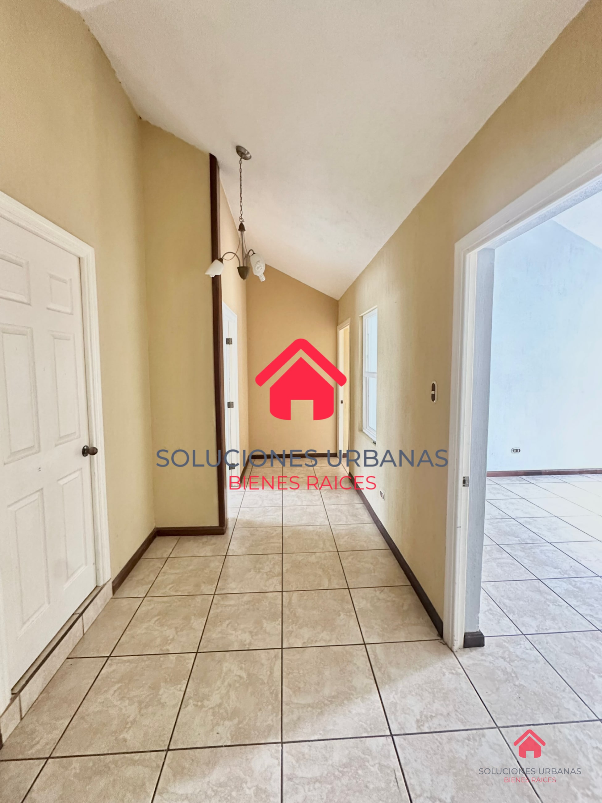 CASA ARRAZOLA CON LINDO JARDÍN / OPCIÓN DE COMPRA CON TERRENO ADICIONAL - 3